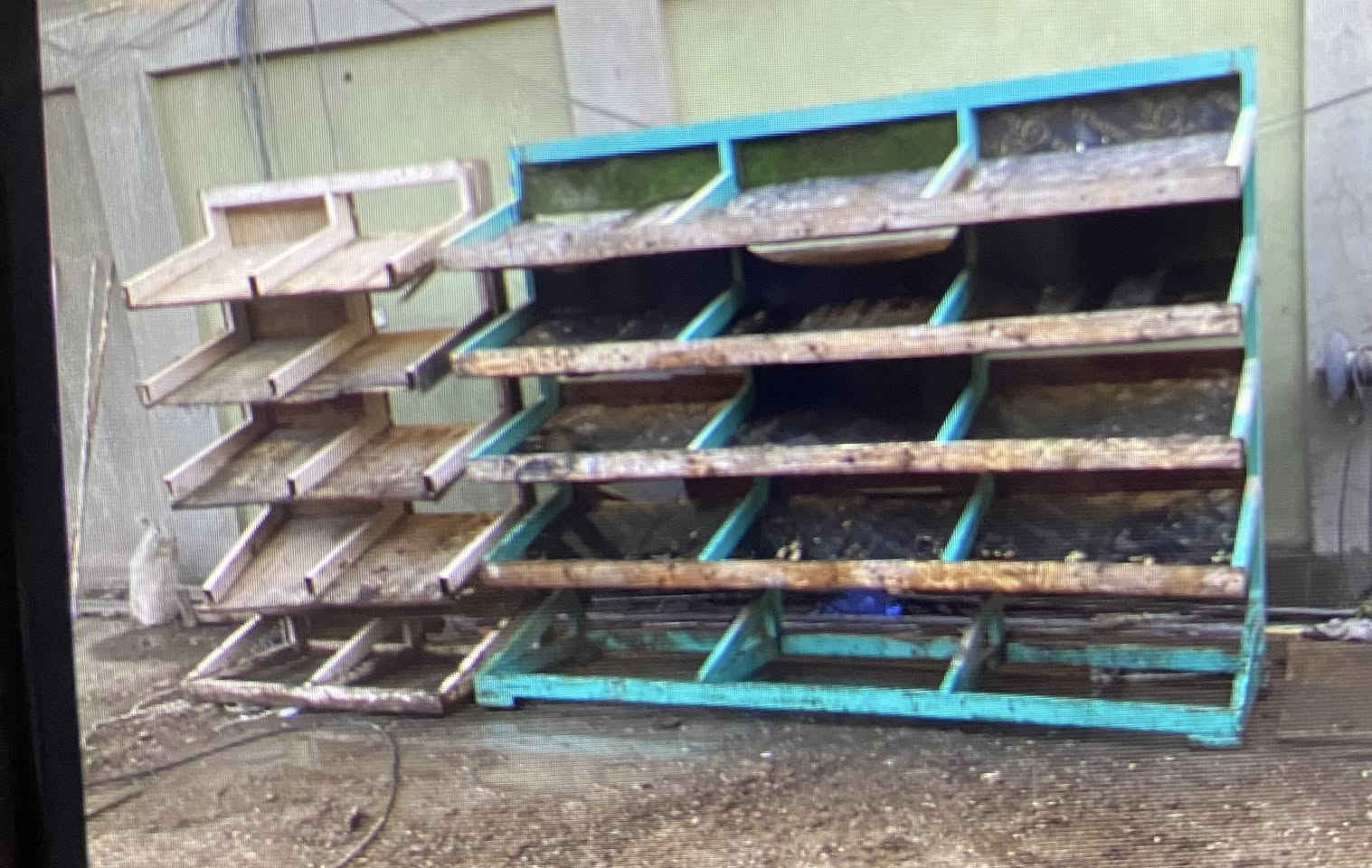 رفوف للبيع طول 3 متر رتفاع 220 العنوان بغداد ***********
