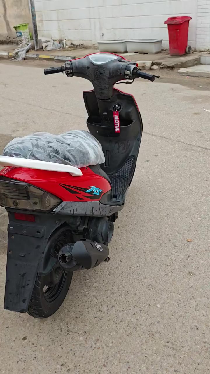 السلام عليكم ملاحظه،/كفراته الاصليه موجودات 
ماكس عدله دراجه رمبه مكينه مامفتوح بيه برغي جيب وياك فيتر وتعال
سلف نكره بكل وقت كهربائيات كله شغاله
لايت زنون عالي ناصي بك لايت شغال
حساس بريك بيه بك لايت وي كضه البريك
اشاير عداد البانزين شغال دشبول لونين
دراجه كله مختمه بيه تقريبا 15 ختم وي المكينه حته القبق مال بانزين مختم
تايرات زوج جدد دراجه كلشي بيه بلادي
كابرتير اصليه سلف بلادي طسته كلش ناعمه
صوت المكينه شرط ماتسمعه شلعته قويه والمعدل مالته 100
سعره 900 وبيه مجال
مكاني ناصريه مركز
***********
جماعة 750 ابد لا توصل لي ولاتدخل هاي تفاصيله كدامك اقراها يله تخابر
