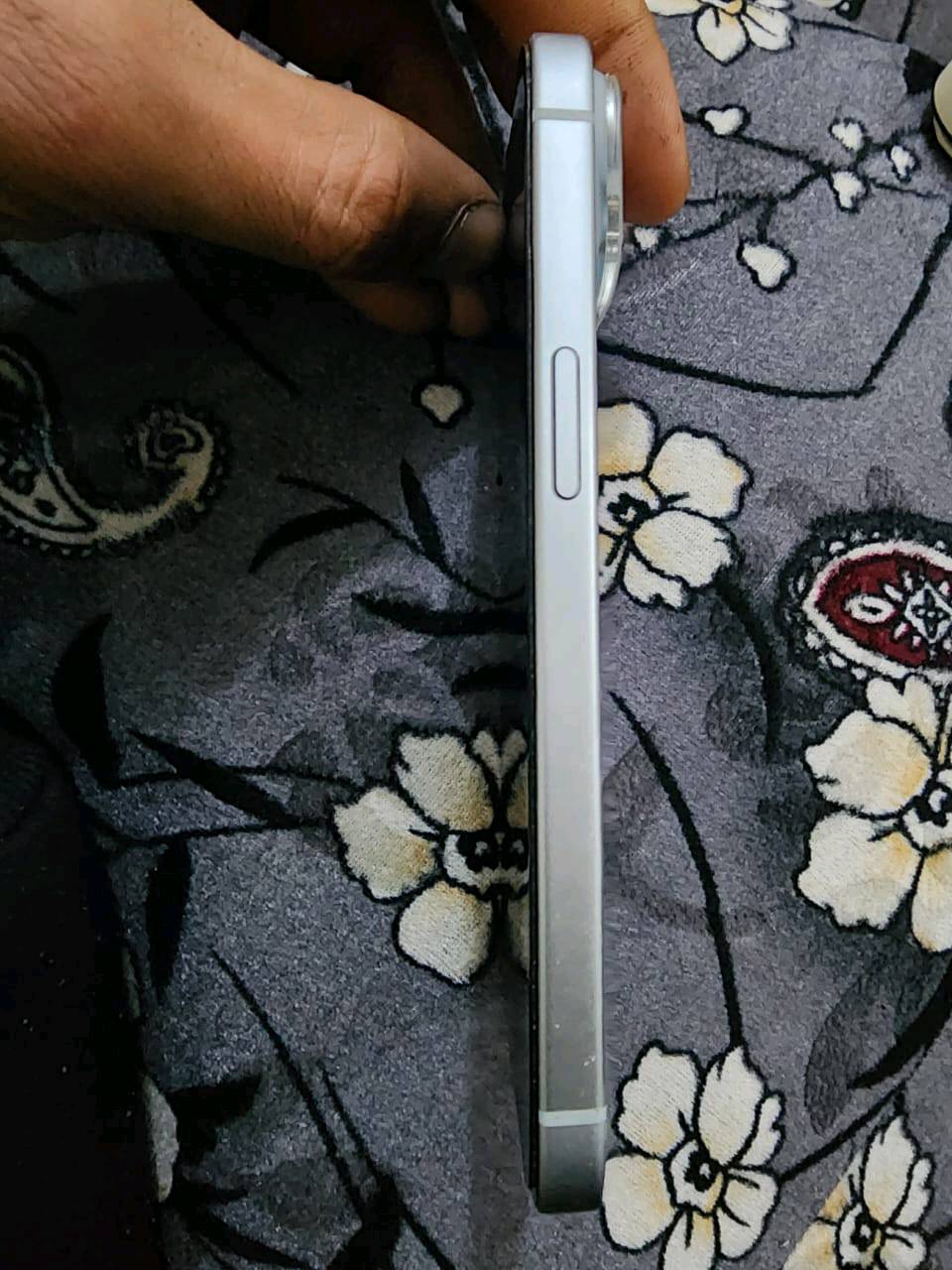 السلام عليكم ايفون 15 عادي بلادي ذاكره 128 بطاريه 89 بلاديه لا مرفوعه ولا بيه شي جهاز بلادي ما مفتوح شخط مابي 
مكاني الفلوجه حي الشهداء قرب جامع المرسلين 