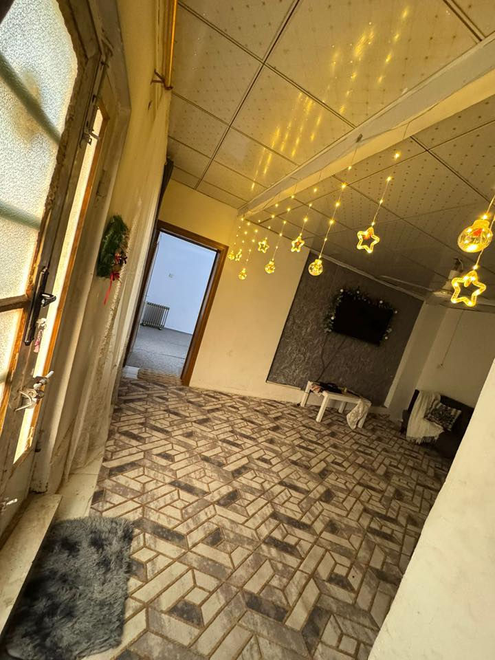 دار للبيع المساحة 90 متر ركن 
6في15 طابقين ٣ غرف نوم 
العنوان حي النصر ال14 طابو صرف
متوفر جميع الخدمات في المنطقة 
الاستفسار ***********
