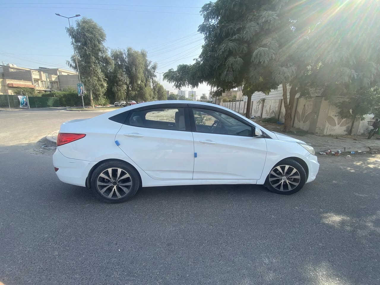 هونداي اكسنت مضلع محرك 1600 سيارة نظيفة مطخوخة مثل مشفت بالصور وبارد بالجاملغ الأمامي مال صدر وشخط بالباب الي ورة الصدر والباقي كلة مكفول مع العلم السيارة بدون صبغ مواصفات فتحة اشاير بالمري تحكم ستيرن جهتين نظام ايكو تقليل صرف وقود رقم هاتف ***********
