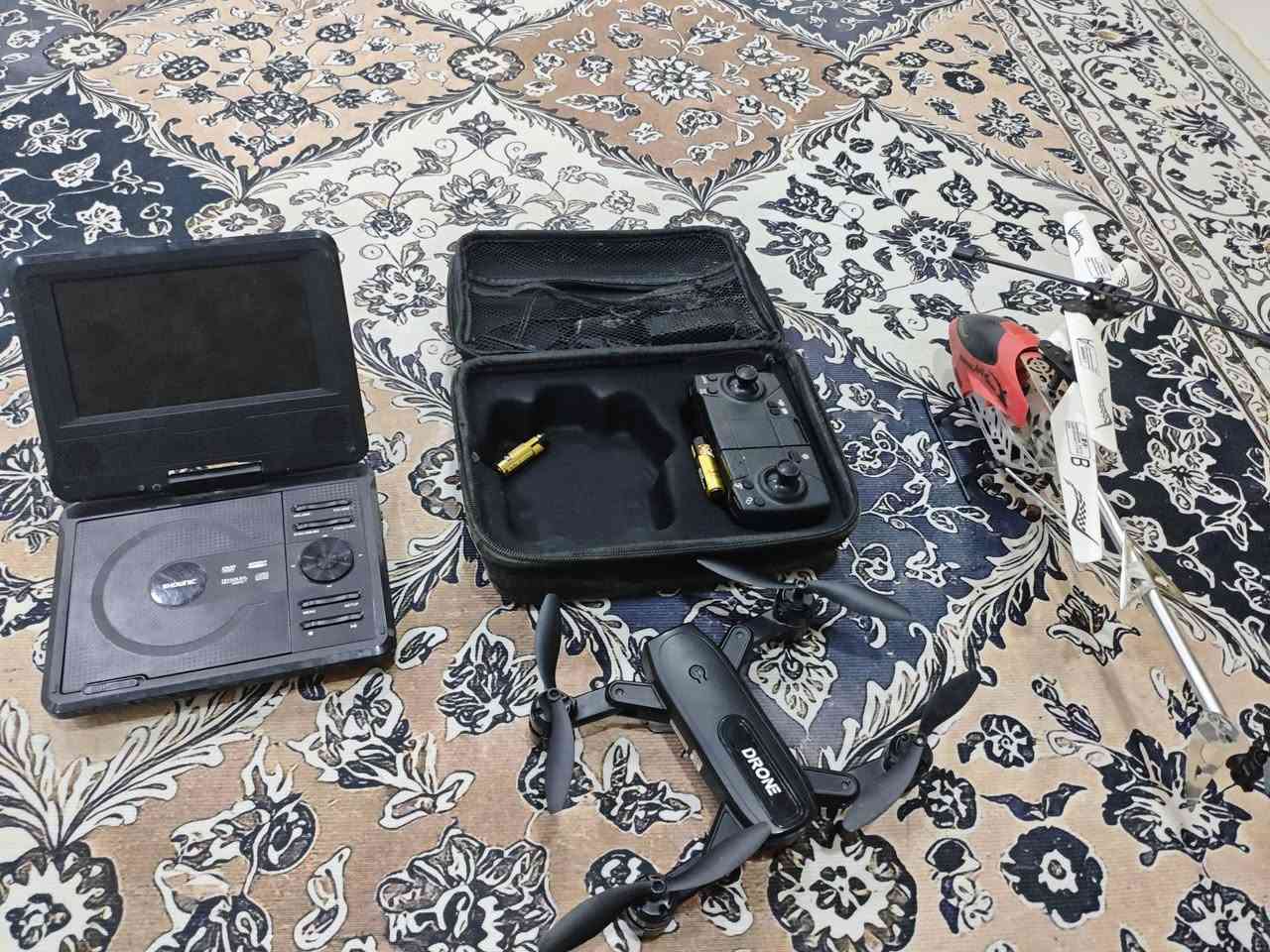 شلعة
DVD  شغال
درون ام لجنطة ما اعرف شنو بيهة بس تصلح
طيارة لحمرة فحم
قيم واخذ 
***********واتساب
