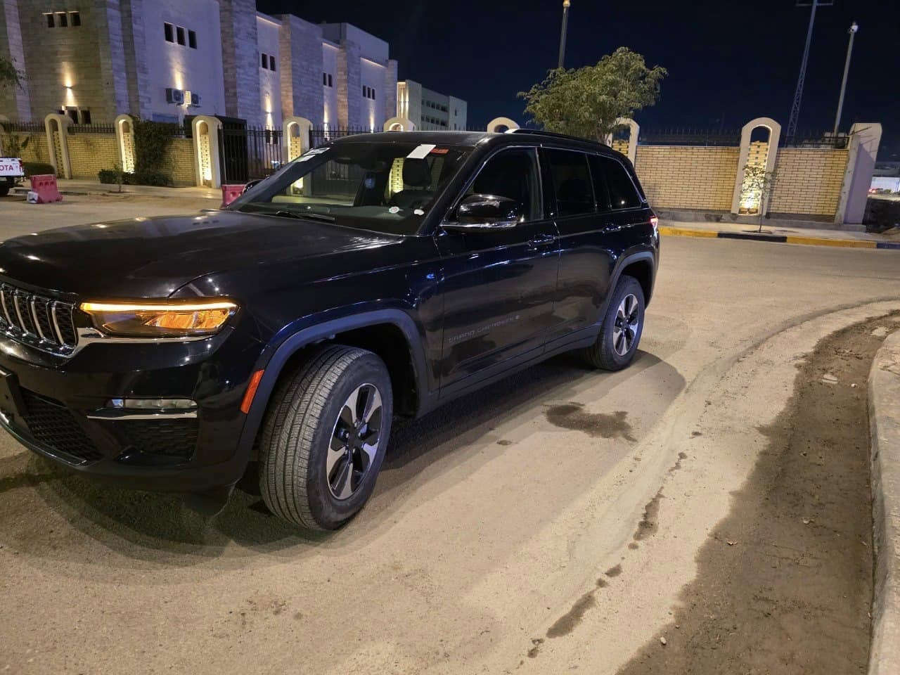 السلام عليكم
للمراوس او للبيع 
جيب كراند شيروكي 4xe 2024 نيلي وارد امريكي الحادث لايت مبدل واقل ربع البنيد ( اللايت جهة البنيد الي فوكاه ) مصلح نفسه وبارد بسيط اقل الشبر بنفس المكان بالجاملغ ايرباكات جميعها سليمة والسيارة فول مواصفات ماشية ٤٠ ميل ( ماشية ٢٠٠٠ ميل فقط بالعراق ) باقي السيارة كفالة عامة 
المواصفات
شاشة كبيرة 
شاشة عدادات 
تبريد منفصل وقطعتين 
تدفئة كشنات امامي خلفي 
كشنات كهرباء مع دخول ذكي للكشنات ( يتحرك تلقائي وي فتح السويج للوضعية المخزنة ) 
خزن كشنات 
شفتات ستيرن
نقط عمياء 
رادار امامي خلفي وحساسات 
تحديد مسار والمحافظة على المسار ومثبت سرعة
بانوراما 
ابل كار بلي 
نظام النزول من المنحدرات 
٥ وضعيات قيادة 
دفرنشل لوك ووضعية قيادة طرق وعرة
مامرقمة تترقم حسب محافظتك او تريد ارقمها بغداد عادي ( الرقم مجاني ) 
السعر ٣٣ الف وبيها مجال 
للتواصل على الواتساب او الاتصال
*********** ( اتصال ) 
***********(واتساب)
