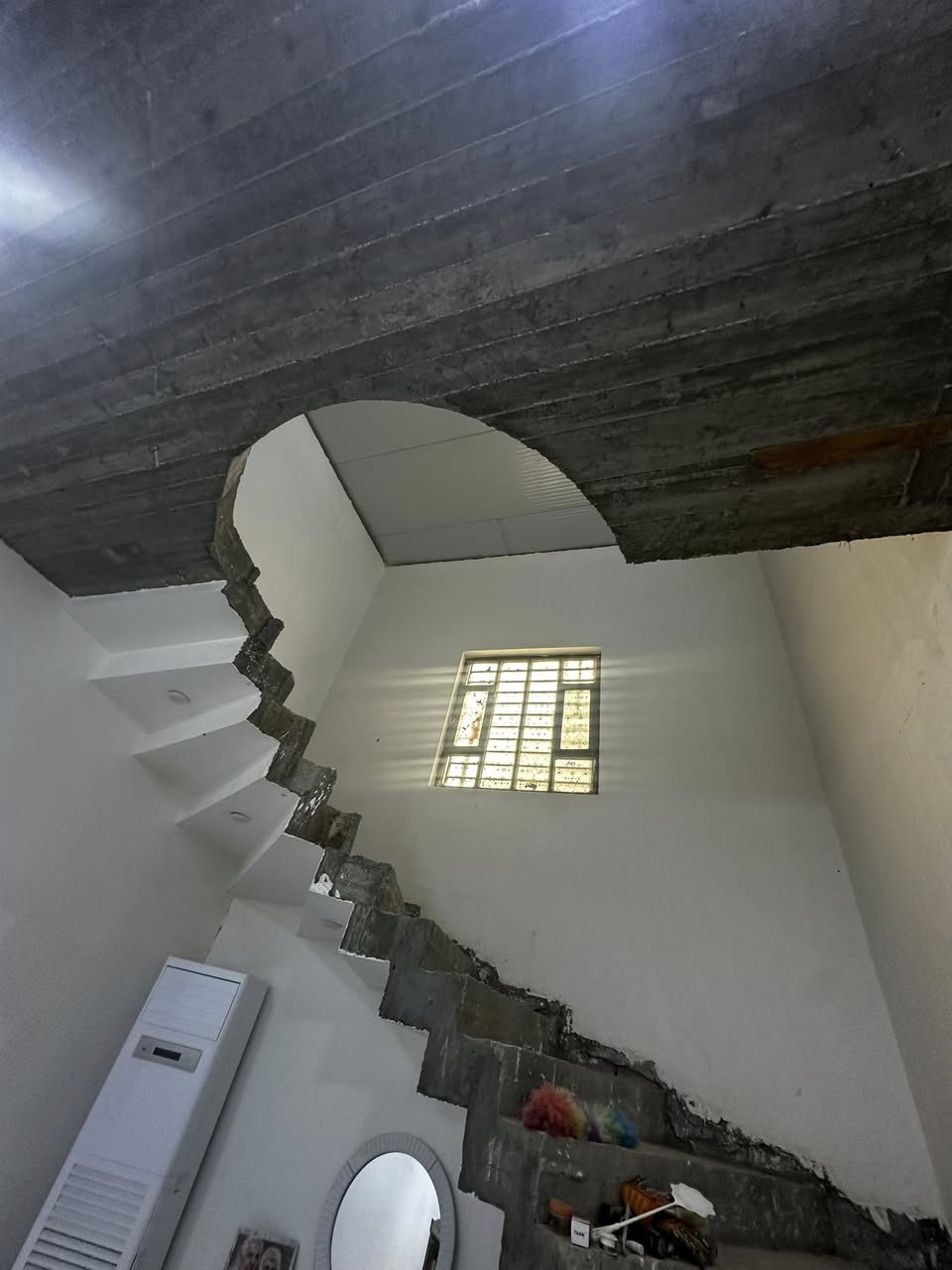 المحتويات
البيت تصميم جدا راقي ومريح 

غرفتين نوم كبار
صالات عدد اثنان داخليه للنساء وللرجال

غرف عدد اثنان
استقبال

مطبخ كبير
موزع
صحيات داخليه وخارجيه
للاستفسار الاتصال على الرقم 
***********
الموقع📍الجزيرة باب الهوه 
قرب السوك
