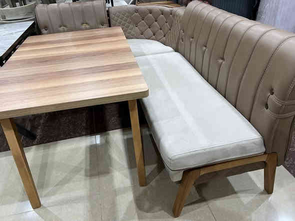 معرض صلاح آلدين للأثاث المنزلي للجمله والمفرد 
ميز طعام خشب شكل ديوان 5 مقاعد مع كراسي 2 منفرده 
مستخدم نضافه 90٪ مابي اي ضرر نفس ما بصوره 
***********
العنوان تكريت الزهور مقابل كليه تربيه البنآت مجاور تانكي المآء قرب غصن الزيتون
