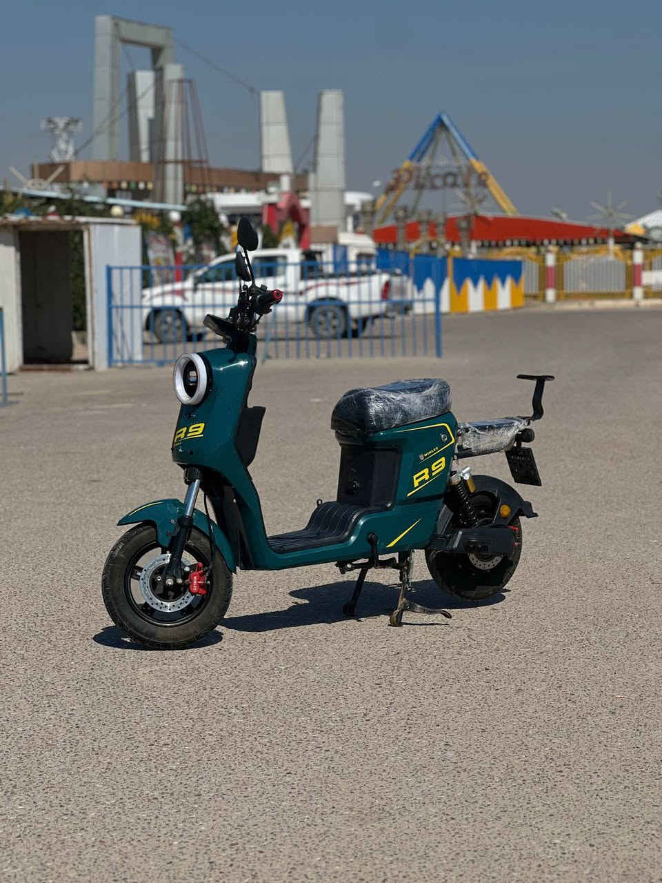 دراجة شحن نوع R9 ونلي كوريا استخدام قليل جدا الدراجة نضيفة كلش مواصفتها شاشة ايباد وبلوتوث ورباعيه واشاير وتشغيل عن بعد وقفل وفتح ولايت زنون مابيها اي شي فقط القاعدة مالت الرجلين بيها فطر موجود بالصورة سعرها ٤٠٠ الف وبيها مجال للشراي للتواصل على هاذ الرقم واتساب وشريحة *********** العنوان البصرة ابو الخصيب باب ميدان
