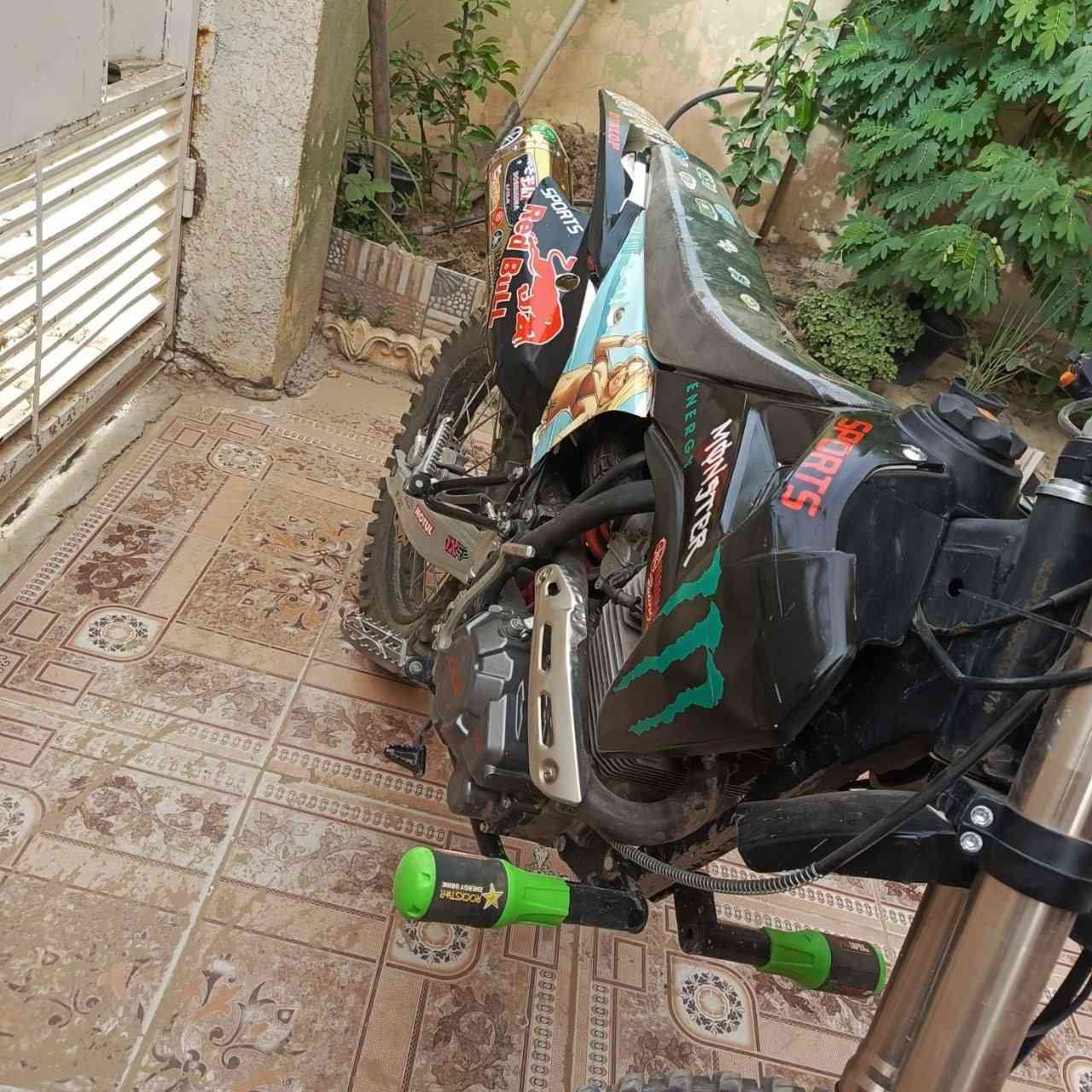 السلام عليكم شباب دراجه قفاز للبيع الدراجه مكفوله من الزلغ مكينه جديده الدراجه م 25 بعدها كارتون وبيها تزويد داخلي كلجات وخارجي مبين ب صوره وأهل الخبره يعرفون بيهن الي بنفسه الدراجه يتصل ع هذا الرقم ***********
