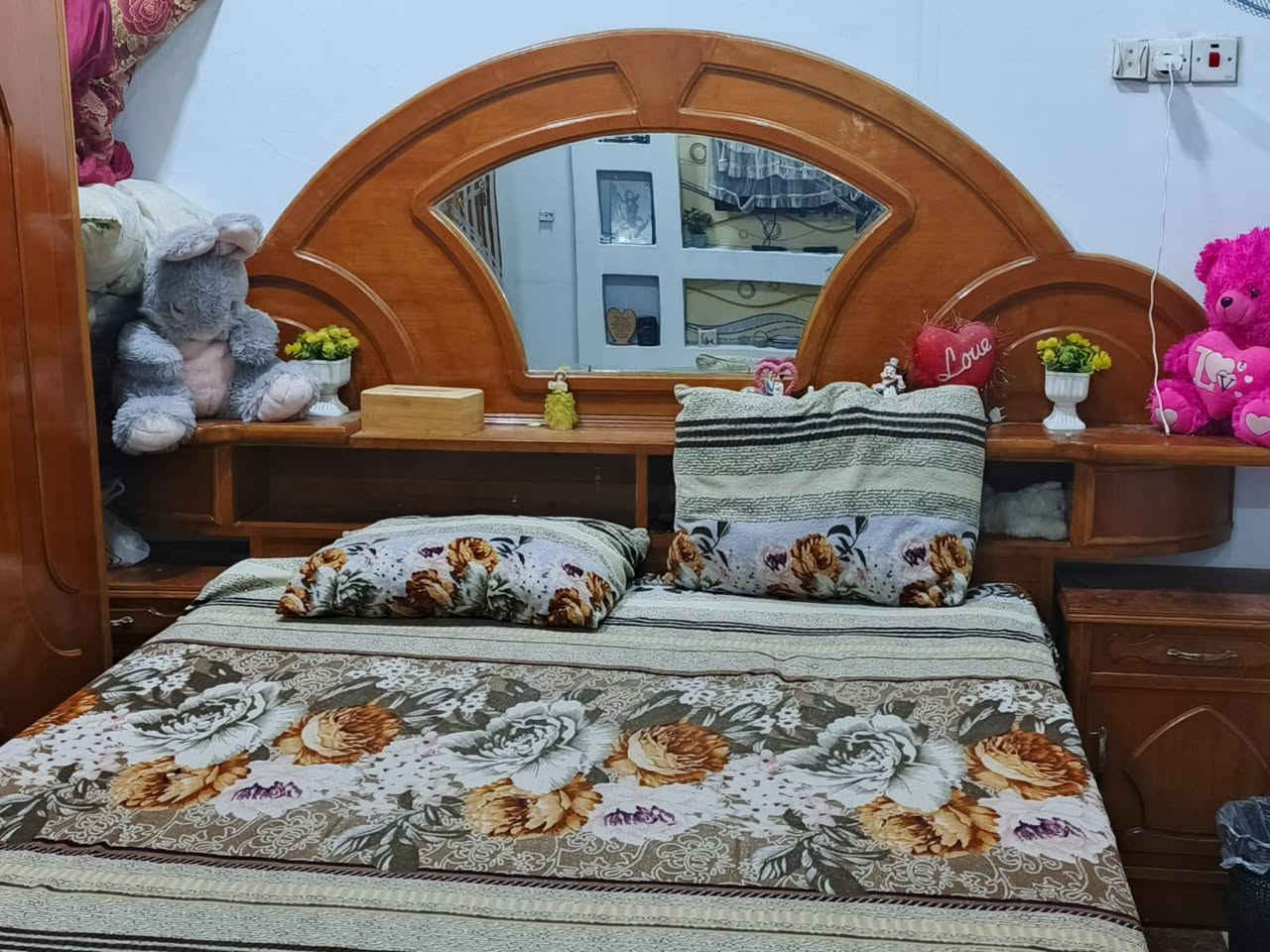 السلام عليكم غرفة نوم نضيفه كلش مابيهه اي شي اخت الجديده كلهه صاج ثقيل سبب البيع الغرفه جبيره المكان الاصمعي قرب جامع السهلاني السعر مليون ونص الاتصال على الرقم ***********
