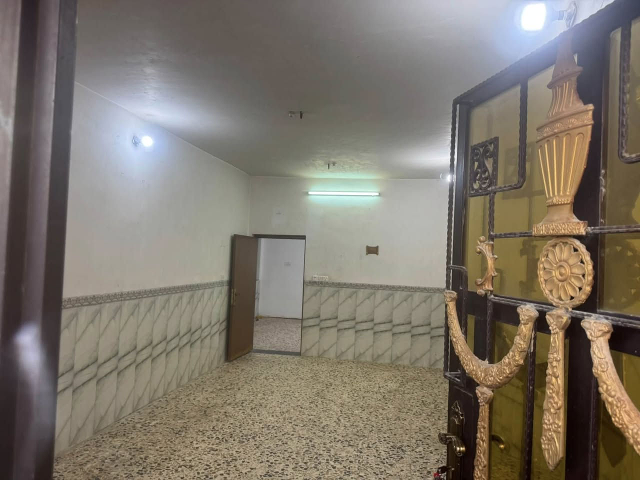 ‏سلام عليكم من رخصة الإدمان مشتمل للإيجار قرب جامع حسينية الفرج قرب مدرسة ذات العيون الابتدائية قرب متوسطة الأبرار وكافة التفاصيل مذكورة في الفيديو للاستفسار اكثر الاتصال على الرقم ***********
