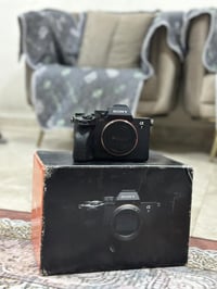 Sony A7 Mark 4 الشتر ٧ الاف فقط ولا شخطة بيها باكيتها وملحقاتها كاملة ...