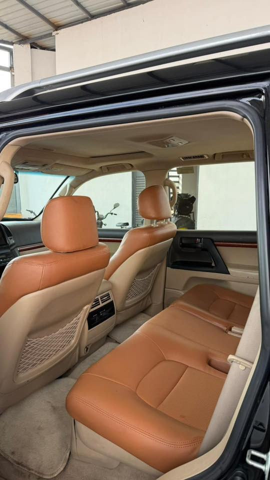 السلام عليكم لانكدروز 2013 اسود فول مواصفات داخل قرميدي مابيه اي صبغ فقط مكان بارد واحد محرك كير صدر كلها شرط ماشيه 176 رقم جديد شرط التحويل سعر البيع 325 
مكاني اربيل 
رقم التلفون *********** واتس اب متوفر
