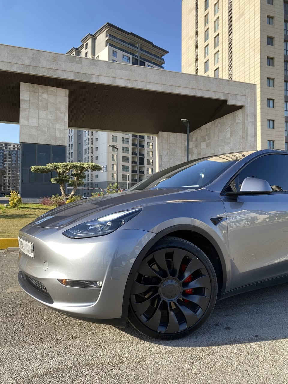 تسلا Model Y Performance 2025 ⚡
▪️ قوة 510 حصان
▪️ تمشي 430 كيلو بالشحنة
▪️ اللون سلفر الجديد / داخلية سوداء
▪️ رقم أربيل
▪️ كتاب رسمي تضليل 80%
▪️ ماشية 14 ألف ميل فقط
▪️ مربوطة Phone Key على تطبيق Tesla الرسمي
▪️ اونلاين Online وتستقبل التحديثات الرسمية بشكل طبيعي ✅
▪️ آخر تحديث رسمي مثبت ✅
▪️بايرو فيوز Pyro Fuse سليم ✅
▪️ ايرباكات Airbags سليمة ✅
▪️ بدون دواخل نهائياً ✅✅
▪️ شواصي و لغود سليمة تماما ✅
▪️ بطارية وماطورات سليمة 💯 
▪️ سيارة جديدة بالكامل ▪️ 

الملاحظات:
▪️ جاملغ مبدل اصلي ومصبوغ مطابق 100%
▪️ صبغ بسيط بربع التكمة 
▪️ يحتاج pdr  بباب السائق الخلفي ينزل من سعر السيارة 

السيارة جاهزة للفحص بأي مكان 
للتواصل: ***********  متوفر واتساب ✅
المكان بغداد حي الجهاد . 🛑
