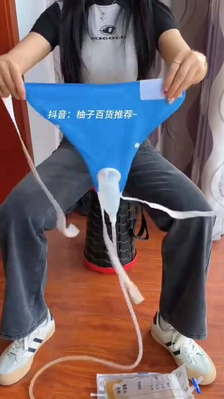 كيس جمع البول الطبي المريح للرجال
السعر 17 الف

الاستخدامات
تُستخدم لجمع البول للمرضى غير القادرين على الحركة أو المصابين بسلس البول
مناسبة للمرضى طريحي الفراش، كبار السن، ومرضى ما بعد العمليات الجراحية
تُستخدم في المستشفيات، المراكز الصحية، ودور الرعاية المنزلية
حل عملي للاستخدام أثناء السفر أو في الحالات الطارئة
مناسبة للرجال بفضل التصميم التشريحي المريح

المميزات
كيس تجميع بول بسعة 1000 مل (1 لتر) مع تدريج واضح لقياس الكمية بدقة
تصميم تشريحي مريح يقلل التسرب ويضمن استخدامًا آمنًا
مصنوع من خامات طبية عالية الجودة، آمنة وخالية من الروائح
مزود بحزام تثبيت قابل للتعديل لتثبيت مريح حول الخصر أو الفخذ
أنبوب تصريف مرن وطويل يسهل الاستخدام دون إزعاج
صمام سفلي للتفريغ السهل والتحكم في إخراج السوائل
قابل للفك والتركيب والتنظيف وإعادة الاستخدام
تصميم يمنع الارتجاع ويحافظ على النظافة
خفيف الوزن وسهل الحمل والتخزين

محتويات الصندوق
كيس تجميع البول بسعة 1000 مل
طول الصوندة 100 سم
قمعوعاء بول تشريحي مخصص للرجال
أنبوب توصيل مرن للتصريف
حزام تثبيت قابل للتعديل
عبوة تغليف أصلية

الملاحظات
يُنصح بتنظيف المنتج جيدًا بعد كل استخدام للحفاظ على النظافة
للاستخدام الشخصي فقط
يُفضل تفريغ الكيس عند امتلائه وعدم تجاوز السعة القصوى
المنتج طبي مساعد وليس بديلًا عن الاستشارة الطبية
قد يختلف شكل أو لون بعض القطع اختلافًا بسيطًا حسب دفعة الإنتاج
لم يتم ذكر قياس المنتج
لم ينم ذكر بلد المنشأ


**إذا كنت صاحب هذا الإعلان وتريد حذفه لأي سبب، رجاءا أرسل رسالة إلى الدعم الفني**