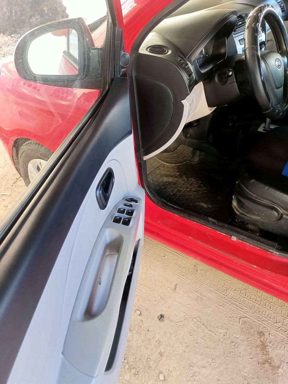 سيارة كيا مورنيج موديل 2008 تبريد  وتدفئة شغالة فول توماتيك محرك بي صرف ونفخ انطيك مصبوغة حزام  بيها طخة جاملغ اليسار الامامي فقط السعر 60 ورقة وبيها مجال بسيط سنويا وهزة بعد ماساقطة بيها ماستر بانزين وكم موضح بالصور للاستفسار على الرقم ***********
