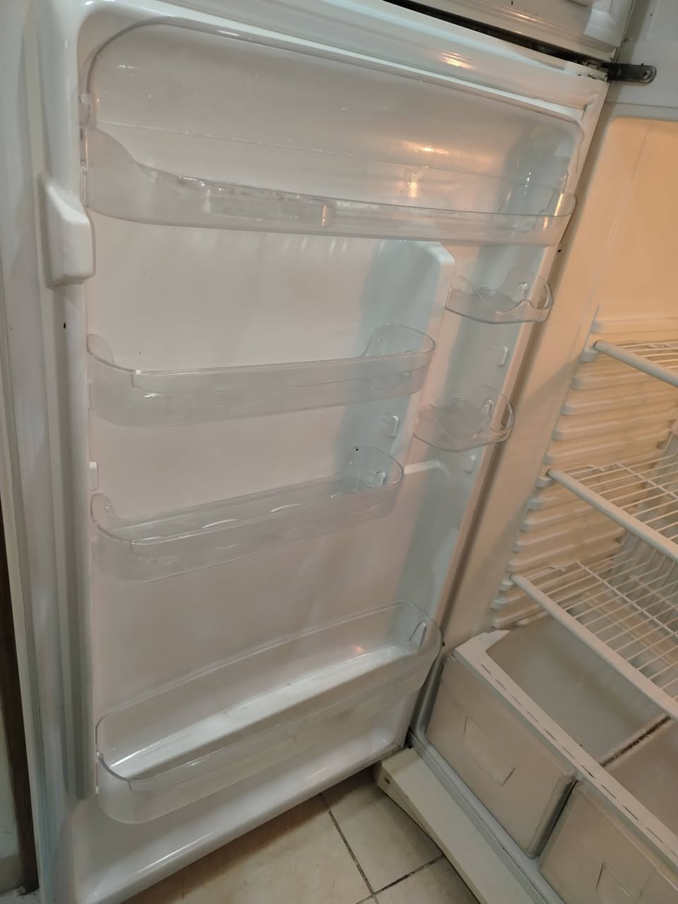 ثلاجة للبيع نوعية دنكا اريدها ب 150وبيها مجال حجمها كبير بس كم قدم معرف ***********
