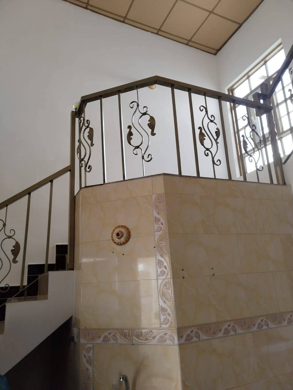 #مشتمل_للبيع 

  🌍 الموقع  / حي الجبيريه الثانيه 
  📍من جهه حولي البهراط 

  📐 المساحه  / ( 125m  ) طابق واحد 
  🧱 بناء حديث سيراميك وترتيب _ عالي عن الشارع.                     

🏠#شارع_15متر  _ _ قريب على الشارع التجاري 

💠 يتكون من غرفة نوم 1 وحده 
                      وصاله واسعه ومطبخ 
                           وحمام داخلي وخارجي وكراج كبير 

  💰 السعر  / ( 65 مليون  ) 
        ■■■■■■■■■■■■■■■■■■■■■■■■
           للإستفسار أكثر يمكنم التواصل عبر رقم الهاتف 
                ☎️ ( ***********  )☎️ أبو سيف 

          🙋‍♂️ #أعرض عقارك يمنه وأنته مرتاح بالبيت 🏡
                      وحنه نهتم بالبيع والترويج 

📍 #العنوان_الضباط_الثانيه  📌 مقابل #شارع_ألفين  .
