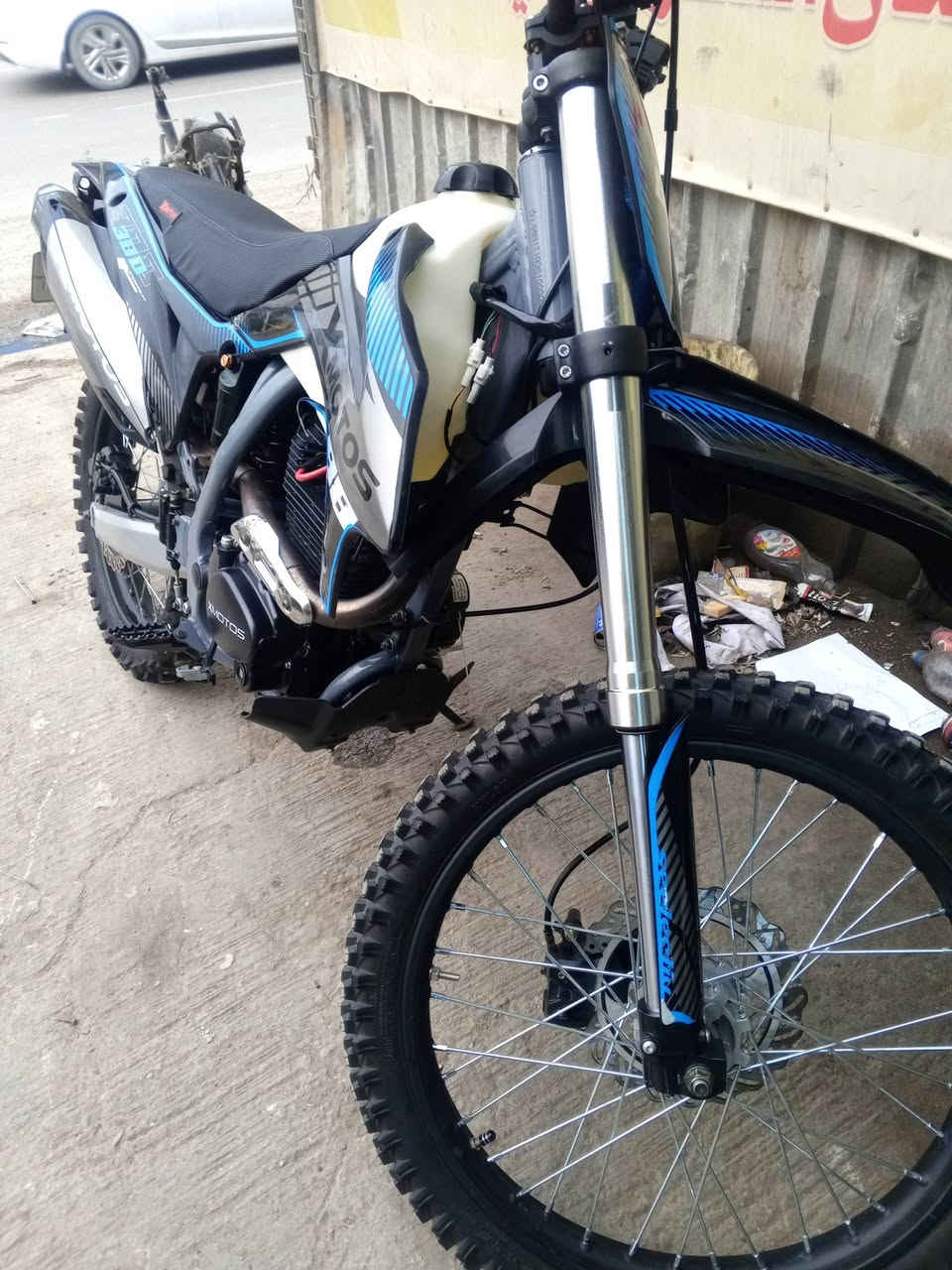 سلام عليكم دراجه قفاز اكس موتو 
مكينه 300 زيرو ماشيه أقل الالف 
اول تبديله دهن مكاني شعب 
سنويه ولوحات 2 تحويل ثاني يوم
***********
