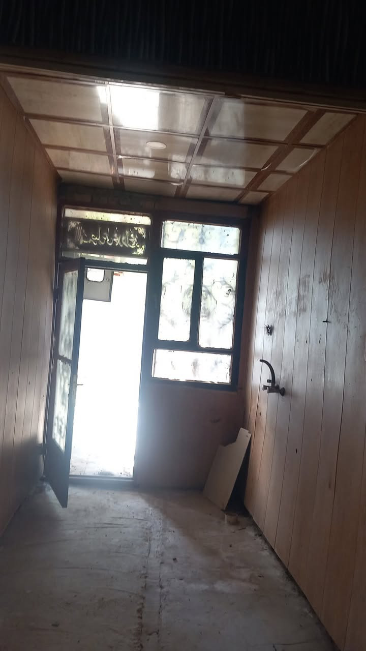 بيت بحي الامامين مقابل حي العباس قريب ع عمود رقم 12مساحته 55السقف كونكريت مسلح البيت طابق واحد يحتوي ع استقبال ومطبخ وصاله عرض الفرع مالته 8امتار خدمات كهرباء ماء خط مولد ذهبي يبعد عن الشارع العام 100متر قريب ع الامام يبعد عن الامام 4دقائق بالسياره اماسيرا ع القدم ربع ساعه السعر 21مليون رقم الهاتف ***********
