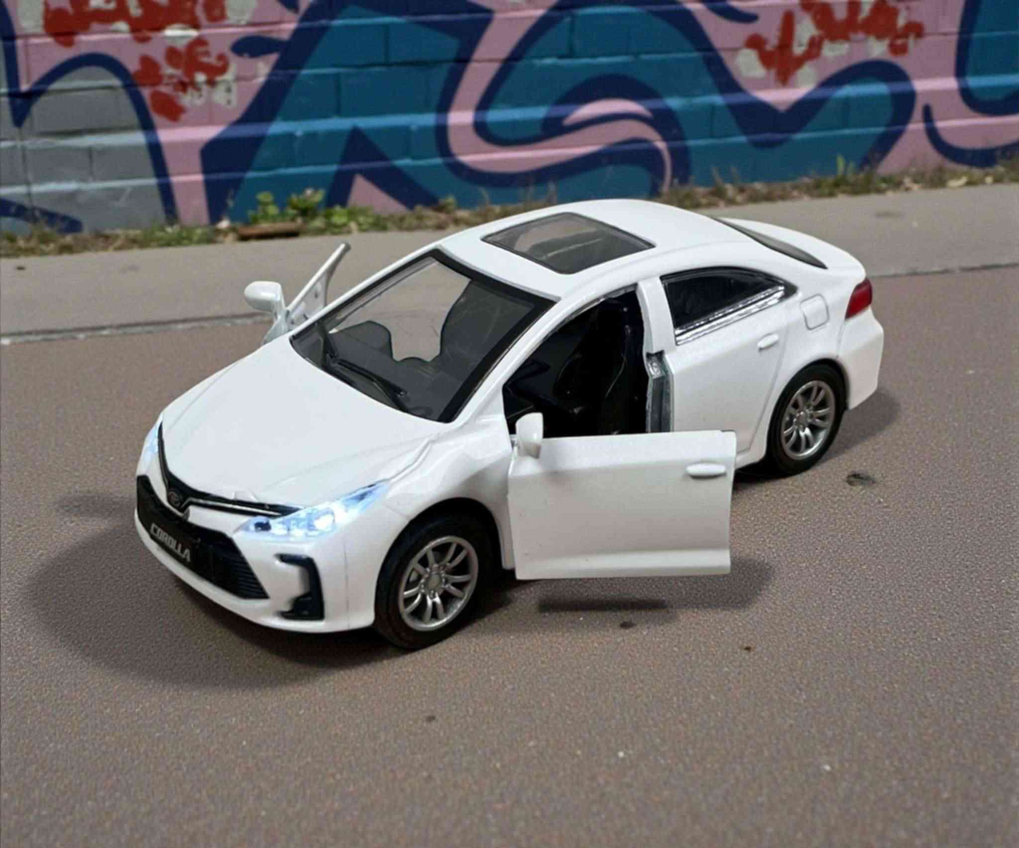 وتوفرررررر من جديد يابه 
سيارة تويوتا كورولا مجسّمة معدنية مع إضاءة وصوت 

الاستخدامات

لعبة ترفيهية للأطفال ومحبي السيارات.

قطعة عرض لهواة جمع المجسمات المعدنية.

هدية مناسبة للأطفال أو عشّاق سيارات تويوتا.

ديكور أنيق للمكتب أو غرفة الأطفال.

المميزات

هيكل مصنوع من المعدن مع تفاصيل دقيقة تعكس تصميم تويوتا كورولا الحقيقي.

مزودة بـ إضاءة أمامية تعطي إحساسًا واقعيًا أثناء التشغيل.

صوت محرك سيارة عند الضغط أو التفاعل مع السيارة.

أبواب قابلة للفتح.

عجلات متحركة بسلاسة لسهولة اللعب.

تصميم متين يتحمّل الاستخدام اليومي.

الأبعاد:

- الطول: 12.5 سم

- العرض: 5 سم

- الارتفاع: 4.5 سم

محتويات الصندوق

سيارة كورولا مجسّمة معدنية واحدة.

بطاريات تشغيل مدمجة (إن وجدت داخل المنتج).

الملاحظات

الألوان قد تختلف حسب الدفعة (أبيض، أحمر، رمادي، أسود).

المنتج مناسب للأطفال بعمر 3 سنوات فما فوق.

يُنصح بعدم تعريض السيارة للماء للحفاظ على الإضاءة والصوت.

التواصل مع الرقم *********** .
