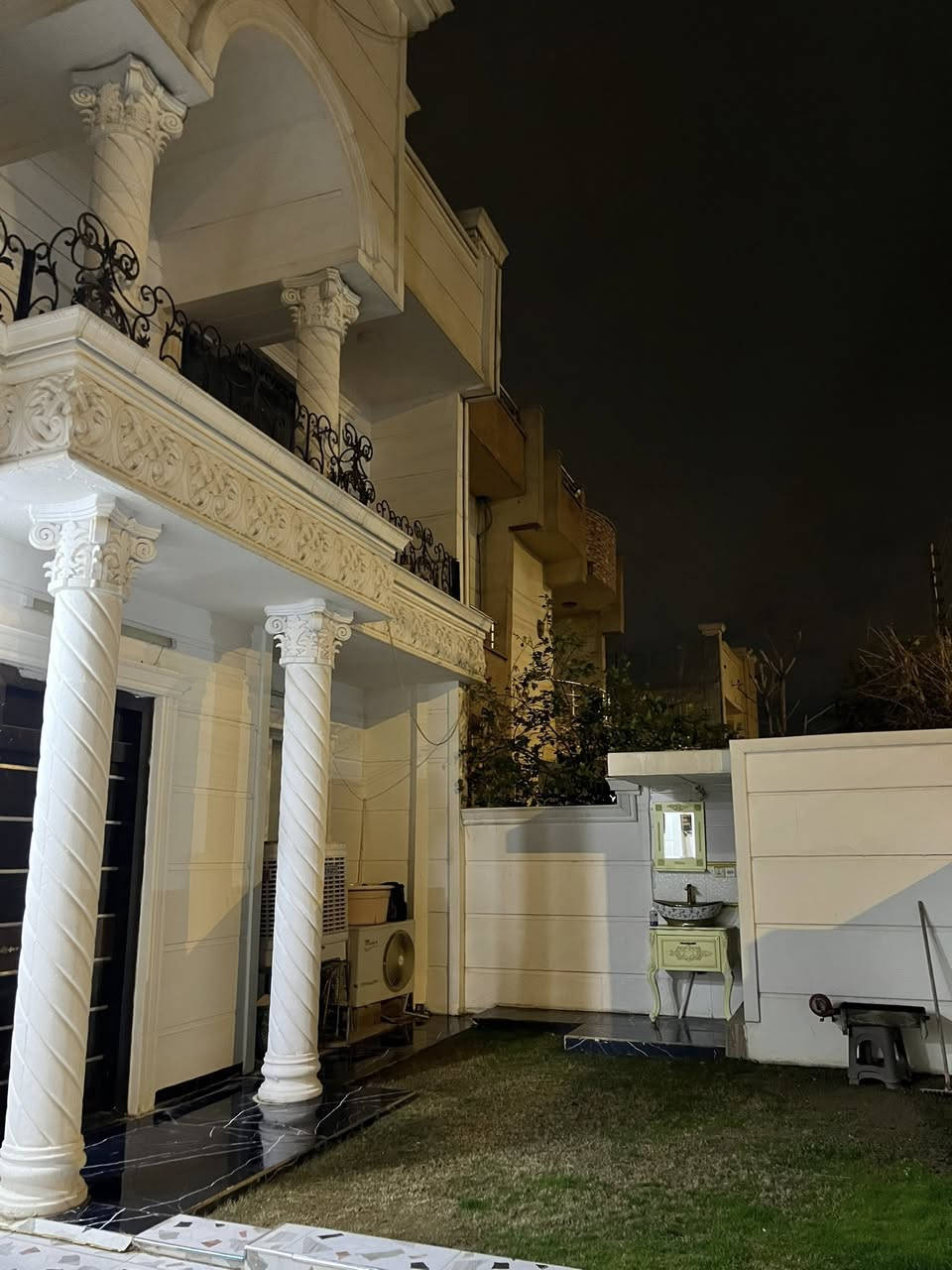 بيت للبيع في مجمع المهندسين 200م

يتكون من :
5 غرف نوم + غرفه سادسه مخزن
صالة
مطبخ
1 صحيات خارجي + 2 صحيات داخلي
حديقه وكراج

موقع البيت مميز على السايدين مباشرتاً على شارع 15 متر

يحتوي المجمع على خدمات ممتازه + سكيورتي

للأستفسار مع صاحب البيت مباشرتاً
واتس اب ***********
