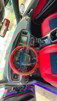 دودج تشارجر • ٦ سلندر • جلد احمر