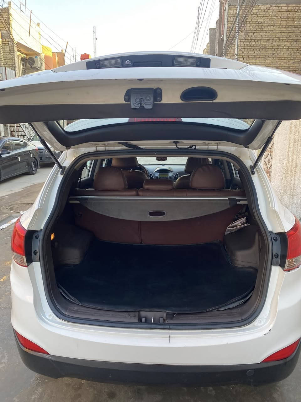 Tucson 2014 
خليجي / محرك 2000 
ماشية / 70 كم 
السيارة نظيفة شوية تعمير بالجاملغ الايمن وبالصندوك وبيها سونارين .
السيارة باسمي 
بغداد الشعب (***********)
