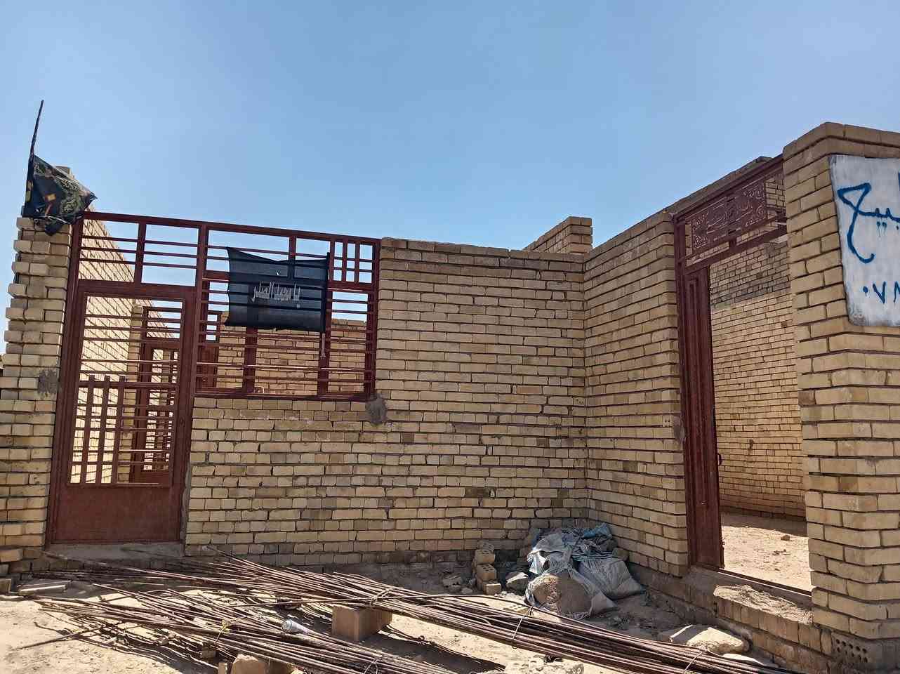 اللهم صلّ على محمد وآل محمد 
سلام عليكم 
بيت هيكل للبيع: 
المساحة ١٩٠ 
النزال ٢١ واجهية ٩
بناء حديث طابوق 
يحتوي على ستقبال+ ومطبخ حار وبارد +وصالة + غرفتين + صحيات 
متوفر جميع الخدمات من
 تبليط ومجاري ماء وكهرباء 
العنوان:  بغداد النهروان الدوانم شارع الجملونات مقابيل اسواق الحسين يبعد عن الشارع العام ٤٠ متر
الستفسار: ***********واتساب موجود
