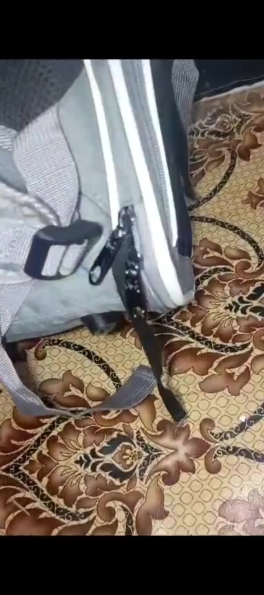 🎒 جنطة السفر الملكية للحيوانات الأليفة (البراند الأصلي PETFULED) 👑🐕🐈
😉👇
​جايبين الكم اليوم لقطة الموسم.. جنطة ظهر (حقيبة سفر) من البراند العالمي المعروف PETFULED 🌍🔥 مو من هذا التجاري بسرعة تتلف وتخرب الرخيص  المتطشر بالسوق!
 👈هاي قطعة ثكيلة وخامتها متينة وتبيض الوجه وتتحمل كد وشغل. 🛡️💪
​🌟 ليش هاي الجنطة تختلف عن كل الموجود بالسوق؟
​تصميم ذكي (دبل توسعة): ⛺ الجنطة مو بس تشيلها على ظهرك! من تقعد بمكان أو بالسيارة، تنفتح من الخلف وتتحول إلى خيمة/قفص واسع ومريح ومضاعف المساحة حتى حيوانك الأليف ياخذ راحته وما يضوج.
​راحة ومواصفات طبية: 😾 الظهر والأكتاف مبطنة بأسفنج طبي ومريح جداً وياها مشابك تثبيت للصدر حتى ما تتعبك بالمشي والدرب.وتكد تثبتها على بايسكل دراجة امامك تربطها تثبتها بيها حمالات تثبت خاصة 
✅صناعة ​قطن وفرو داخلي دافي: 🐾 وياها قاعدة داخلية مبطنة بفرو ناعم ودافي (منقش ونظيف) قابلة للإزالة والغسل بسهولة.
✅​تهوية فول (360 درجة): 🌬️ الشبك مالتها من النوع المتين المقاوم للخدش والمخالب (Anti-scratch)، 
يعني 🐈‍⬛🐿🦆حيوانك يتنفس براحته وأنت مطمن.
✅​أمان عالي: 🔒 السحابات مزدوجة وأصلية وبقفل أمان مستحيل الحيوان يقدر يفتحها من الداخل وينهزم.
👈​📐 التفاصيل الفنية:
​البراند: PETFULED (أصلي 100% مع الشعار المعدني).
 نخب أول (تصدير مواصفات عالمية).
​الحجم: تشيل وتتحمل بكل راحة لحد وزن 8 إلى 10 كغم.
​💰 السعر 35 الف توصيل مجاني لباب بيتك لجميع المحافظات


**إذا كنت صاحب هذا الإعلان وتريد حذفه لأي سبب، رجاءا أرسل رسالة إلى الدعم الفني**