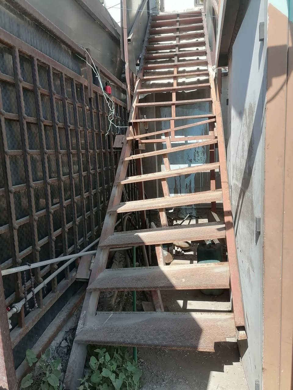 السلام عليكم
درج ١٨ بايه خارجي شغل ثكيل درجه اولى للبيع بسعر ٣٠٠ الف  مكاني بغداد حي الجامعه ***********
