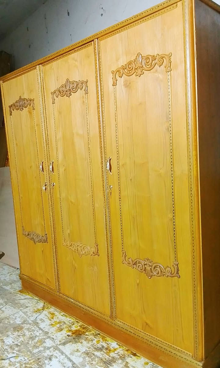 كناتير مستعمله ثلاثة أبواب تسكام للبيع مكاني الشوملي ويوجد خدمة توصيل ***********
