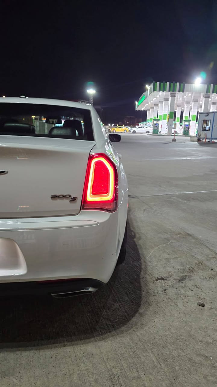 السلام عليكم
كرايسلر S300 موديل 2016  وارد امريكي بيها جاملغ وبنيد ولغد مبدل
وشويه بارد بجاملغ الخلفي سياره S فول مواصفات معروفه مواصفاتها بس بانوراما مابيها دمام بصندوك كشن حضن كشن كهربائي تدفئه ويل 18 وتخم تاير مكينه 3.6 مكينه وكير وحداده بلكارتون سياره جديده وحلوه لايت عدسه زرع عين حمره شرط نهار رقم اربيل سنويه منتهيه 
مكان السياره البصرة 
السعر 145 قفل بيها فقط حق جيه
 تفاصيل اكثر اتصل على رقم بي واتساب واتصال ***********

