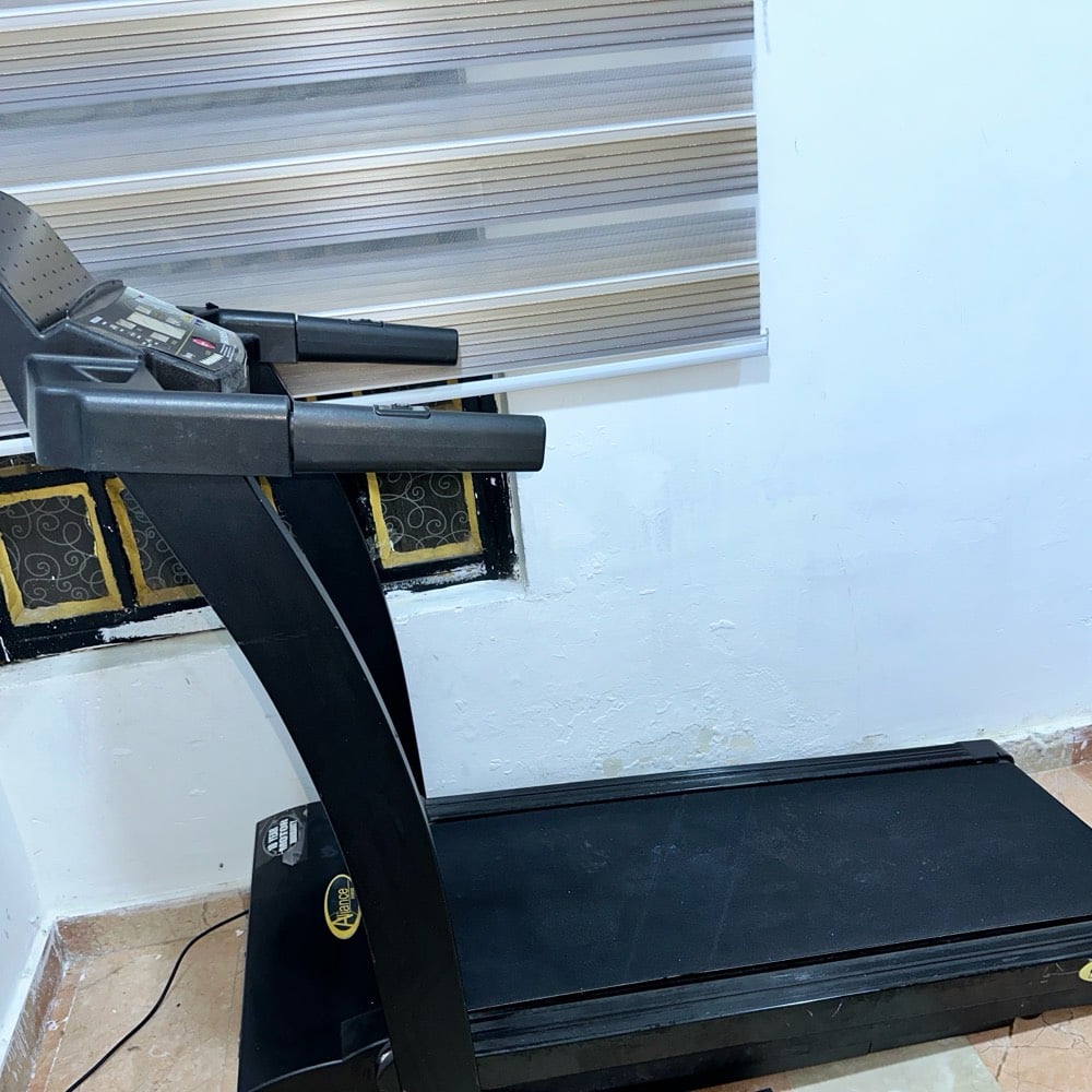 جهاز السير الكهربائي للبيع بحالة ممتازة. يساعدك على ممارسة التمارين الرياضية في المنزل بكل سهولة وراحة. الشاشة تعرض الوقت والسرعة وغيرها من الإعدادات. الجهاز مُجهز ليوفر لك تجربة جري رائعة داخل المنزل.