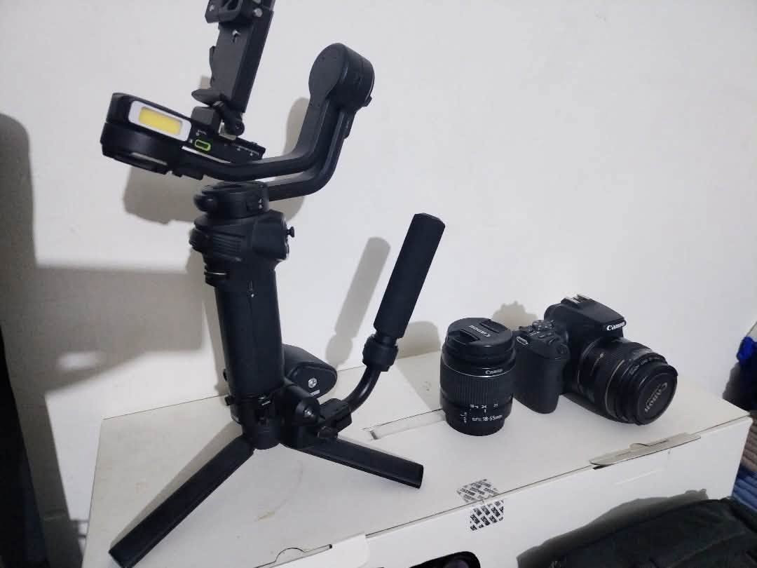 📸 للبيع | Canon D250 + Ronin Gimbal
عدة تصوير متكاملة بحالة ممتازة، مناسبة للتصوير الاحترافي وصناعة المحتوى.
✅ Canon D250 نظافة 90% ✅ عدسة 24-70mm ✅ عدسة 50mm ثابتة (Prime Lens) ✅ Ronin Gimbal (المثبت الظاهر بالصورة) ✅ جميع المعدات تعمل بكفاءة عالية وجاهزة للاستخدام.
🔹 مناسبة للتصوير الفوتوغرافي، الفيديو، الإعلانات، وصناعة المحتوى. 🔹 استخدام شخصي وحالة جيدة جداً. 🔹 لا تحتاج أي صيانة.
📍 الموقع: [بغداد]  📩 للاستفسار والمفاوضة على الرقم الاتي :***********
