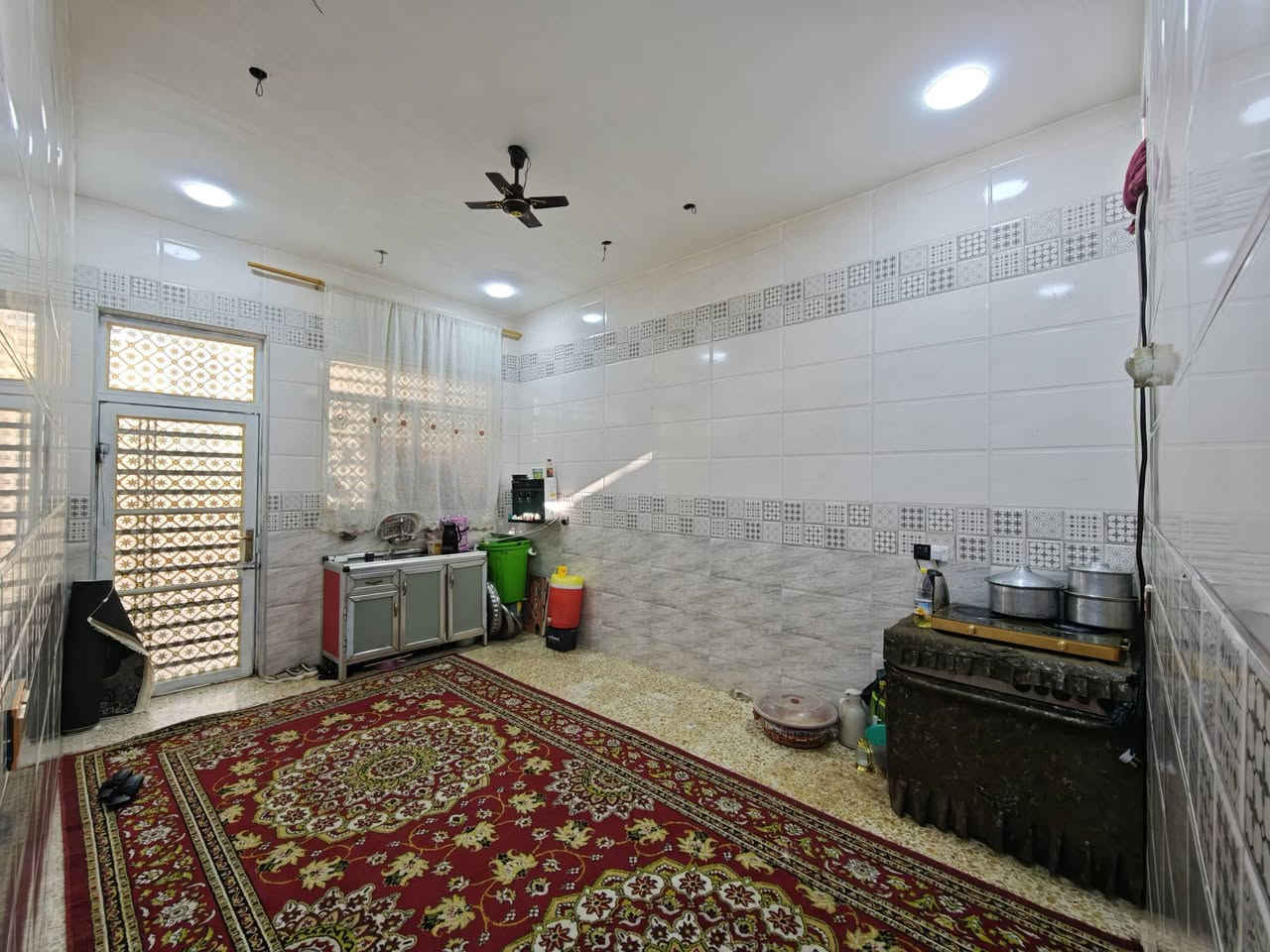 🏠 دار حديث للبيع - ميسان (حي العسكري) 🏠
 ميسان - حي العسكري.
📍بالقرب من مدرسة الفرات 🏫 وبالقرب من جامع مسلم بن عقيل 🕌 (موقع مخدوم وهادئ).
📐 المساحة: 250 متر مربع.
🏗️ نوع البناء: كونكريت (صب) - بناء حديث موديل 2025.
📋 مواصفات الدار:
غرف النوم: غرفتين نوم 🛌.
الاستقبال: مساحة واسعة (7.5 × 4) متر 🛋️.
الصالات: صالة داخلية كبيرة + هوول عائلي 📺.
المطبخ: نظام حديث 🍳.
المنور: متوفر لتهوية مثالية ☀️.
الصحيات: داخلية وخارجية 🚽.
💰
السعر (نقد / من غير الإسكان): 128 مليون دينار عراقي 💵.
السعر الكلي (مع الإسكان): 185 مليون دينار.
المبلغ المطلوب للإسكان: 57 مليون دينار.
التسديد الشهري: 280 ألف دينار فقط.
📞 للمعلومات والاستفسار:
يرجى التواصل عبر الهاتف:
*********** ☎️🤳
#عقارات 
#قطع_اراضي 
#عقار 
#بيع_و_شراء_عقارات
#الشعب_الصيني_ماله_حل😂😂
