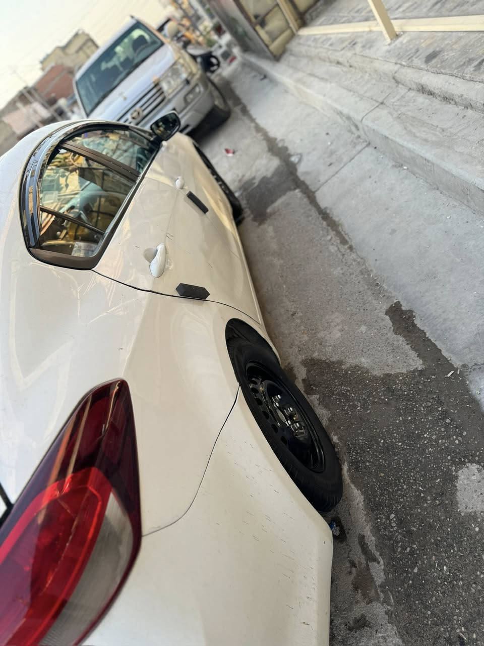 السلام عليكم 
كيا فورتي 2018 
ماشيه 190 ميل 
سياره نضيفه خير من الله 
شاشه جبيره بلادي 
تحكم ستيرن جهتين 
كير مكينه الحمدلله كلشي مابيهن مكفول 
حادثها بامريكا خلفي  مواصل الحوض 
صارت عندي طخه بيها هنا بلعراق بس موصلت للغود 
وبيها بارد بلباب مال السايق 
كلش نضيفه ومرتبه 
بغداد 
*********** 
السعر 122
