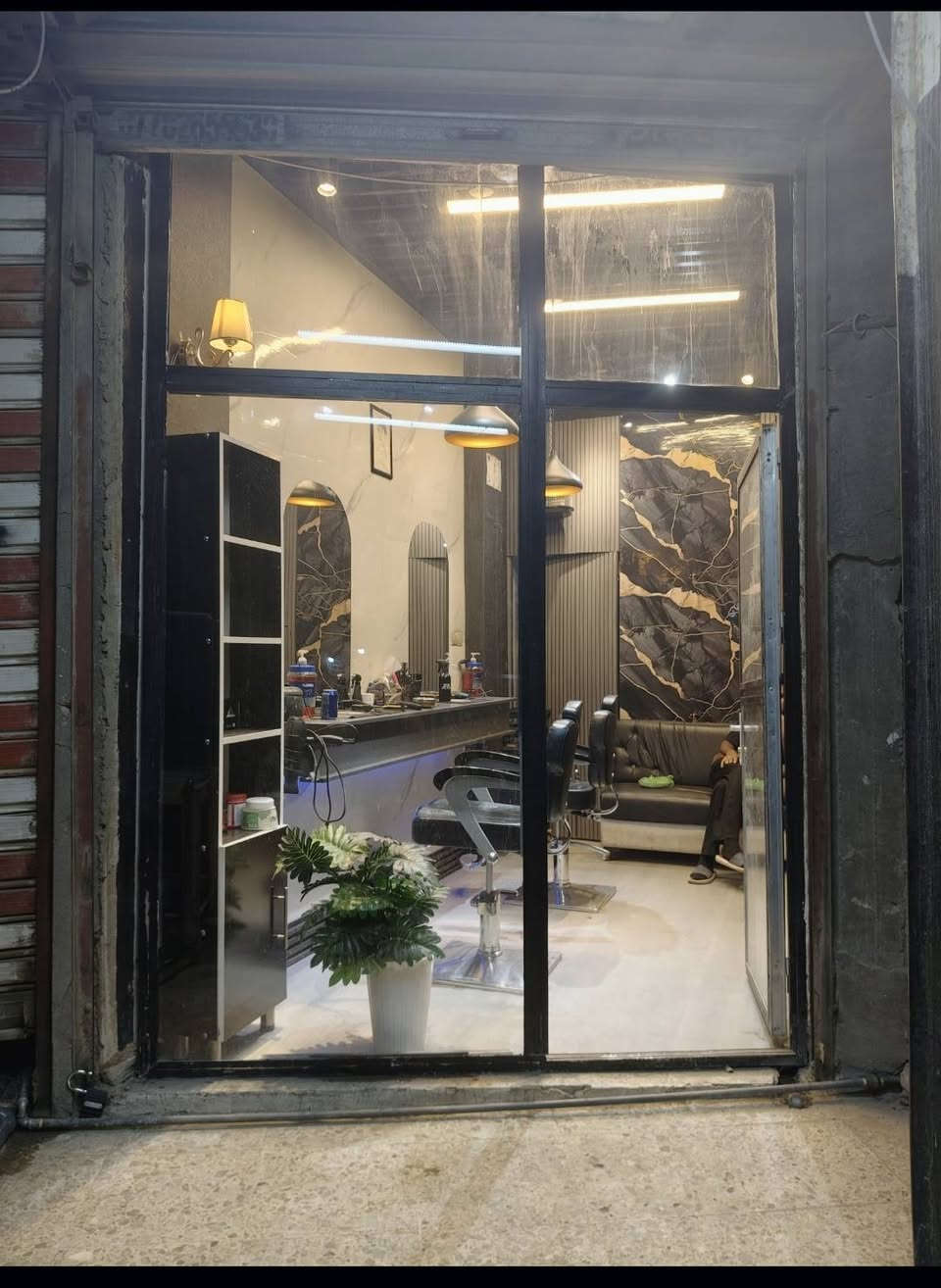 محل حلاقه للبيع مكانه بغداد حي اور شارع نادي التحدي قرب جامع امام الحسين الاستفسار  
***********
