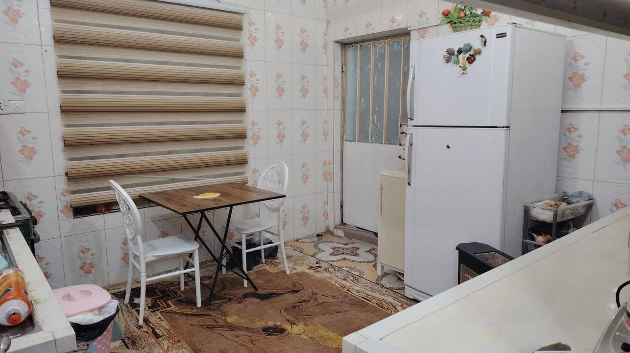 بيت للبيع طابو صرف 

خلف ملعب الشطره
على الشارع الرئيسي

مساحه ٢٥٥م
واقع حال ٢٧٠م

طابقين كونكريت بناء قديم مرمم 

الطابق الاول
غرفه عدد ٢ صالتين مطبخ استقبال 
صحيات كراج وحديقه

الطابق الثاني
غرفه عدد ٣ صاله صحيات

الروفان للعقار 
***********
