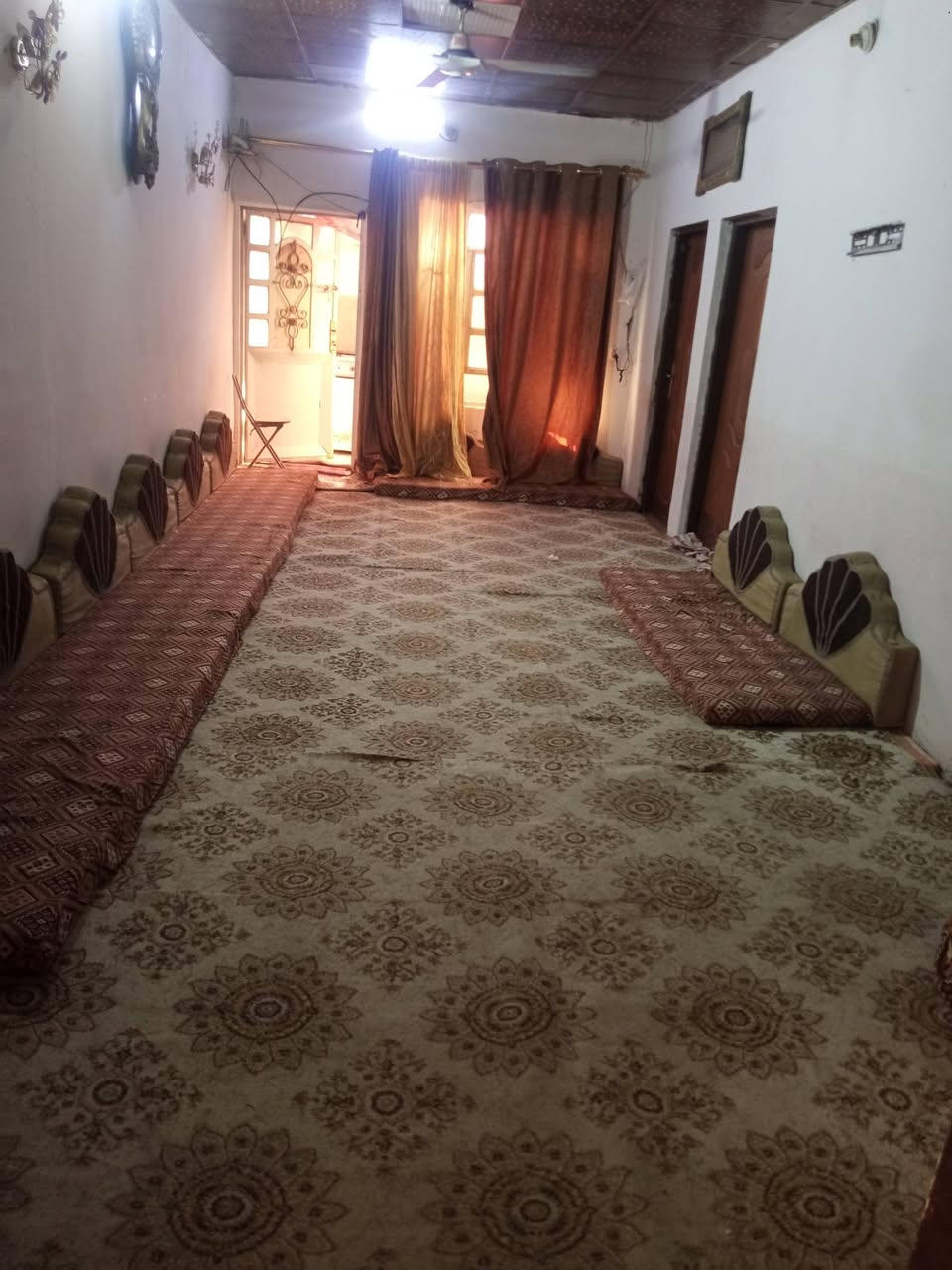 السلام عليكم بيت للبيع في علوة الفحل مساحه 215متر يحتوي على 3غرف وصاله كبيرة واستقبال ومطبخ وصحيات داخليه و خارجيه ومكشوفات ثنين السقف شيلمان. الاساس تچعيب السعر 38مع المجال للتواصل***********..
