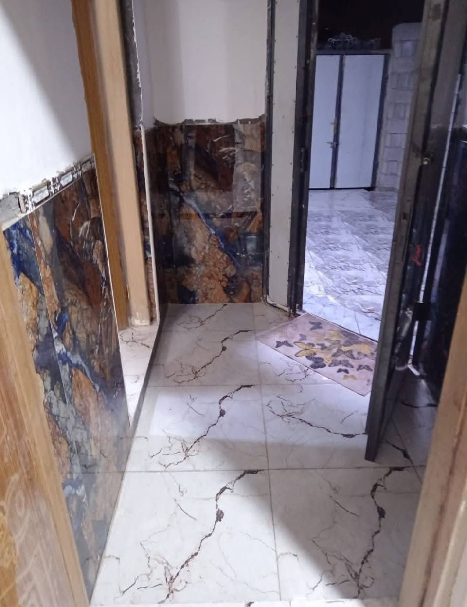 ♦️دار للبيع 🏠 دار للبيع♦️
💥عويسيان المساحه 300متر بناء 160متر مع قطعه بصف البيت 140متر مسيجه على النهر طابو زراعي عراقي سند 25  يتكون غرفتين وصاله ومطبخ واستقبال وصحيات وكراج السعر 85 للتواصل واتساب فقط متواجد ***********
