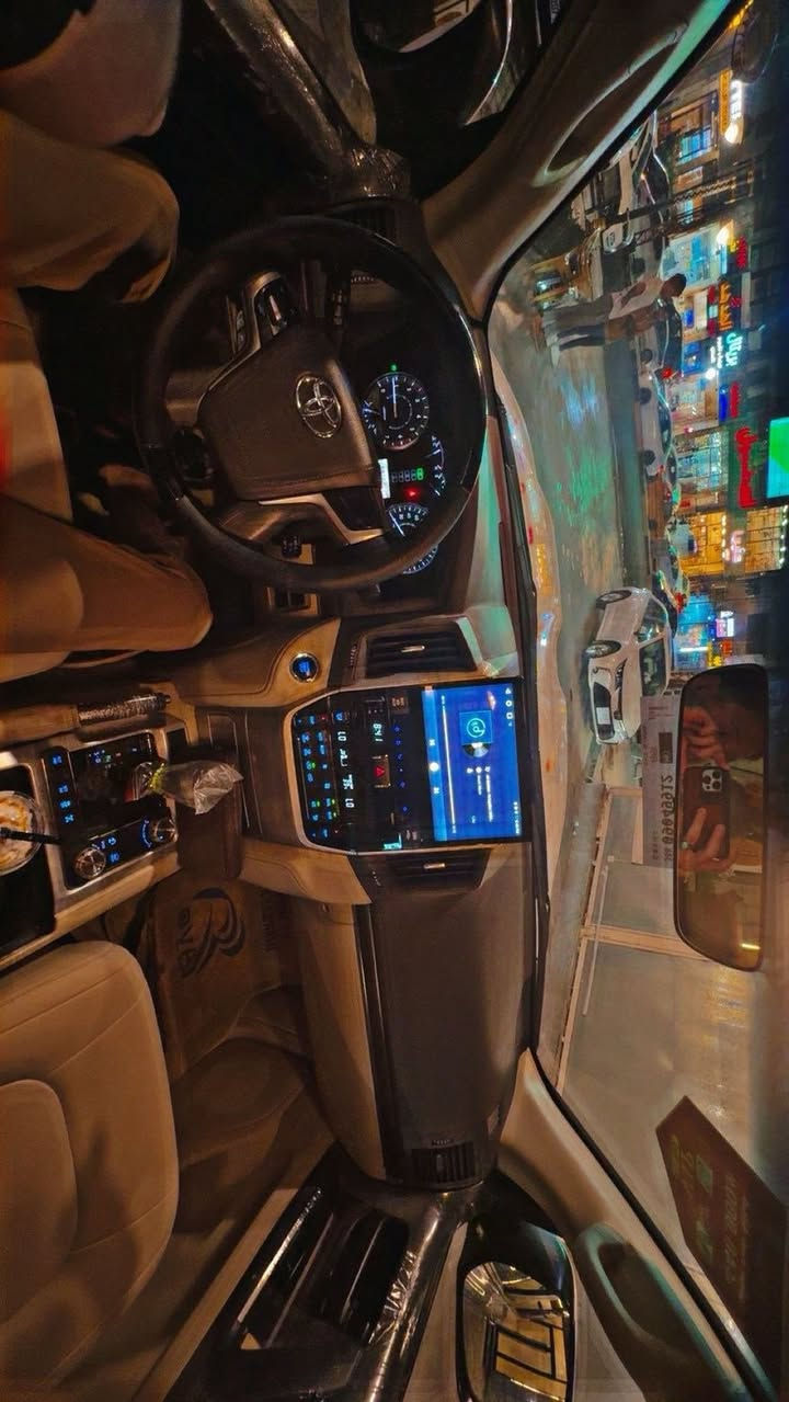 لاند كروز موديل 2020مكفوله من الصبغ والحادث بيها تكحيل بين الباب الخلفي والجاملغ تخم تاير صدر سياره كلش حلوه ونظيفه 
السعر 50000$
للاستفسار ***********
