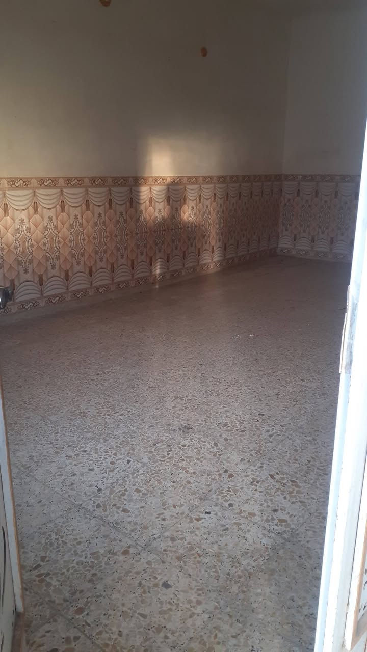 بيت للايجار . الجولان قرب جامع نبي الله يونس طابقين .الأول غرفة +صالة +ديوانية+مطبخ+صحيات 
الثاني غرفتين 
ملاحظة . البيت مقبط يعني بدون طرمه. 
الايجار ٣٠٠ 
***********  واتساب
