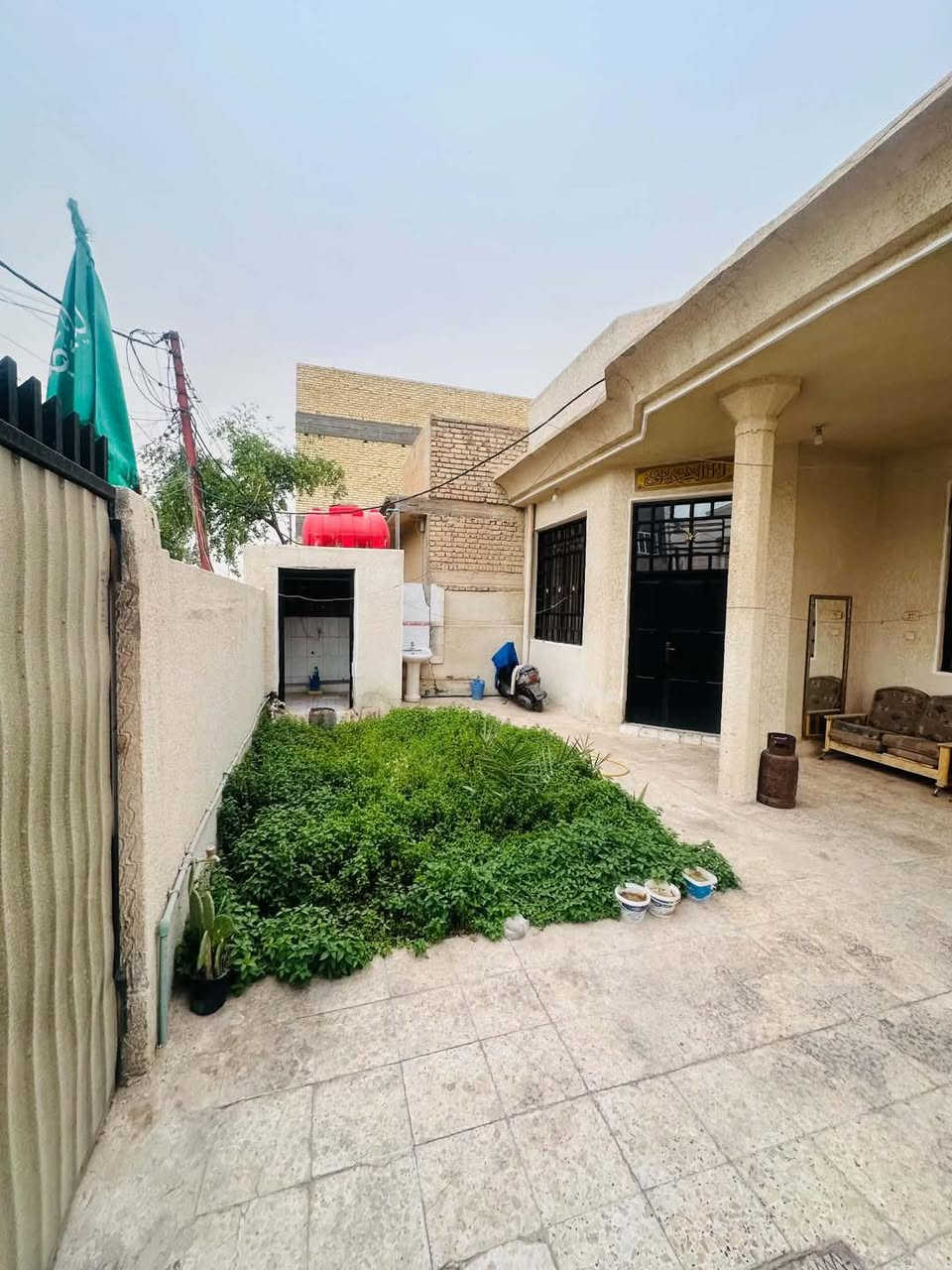بيت 200 م ركن  
الشارع 20 م و 10 م 
طابقين  
الأرضي غرفه 6*4 
مجمع صحيات 
استقبال  9*4 
براني  6*4 
مناور عدد 2 
كراج +صحيات خارجية 
الطابق الثاني غرفة ومجمع صحيات
سنة البناء 2008 
خلف مطعم المراعي  

معرفة السعر المطلوب أكتب تم 

📞 للاستفسار والتواصل 

‏‭0780 586 1657‬

🏢 عنوان المكتب:
حي المعلمين الثانية - بناية الاستثمار القديمة
