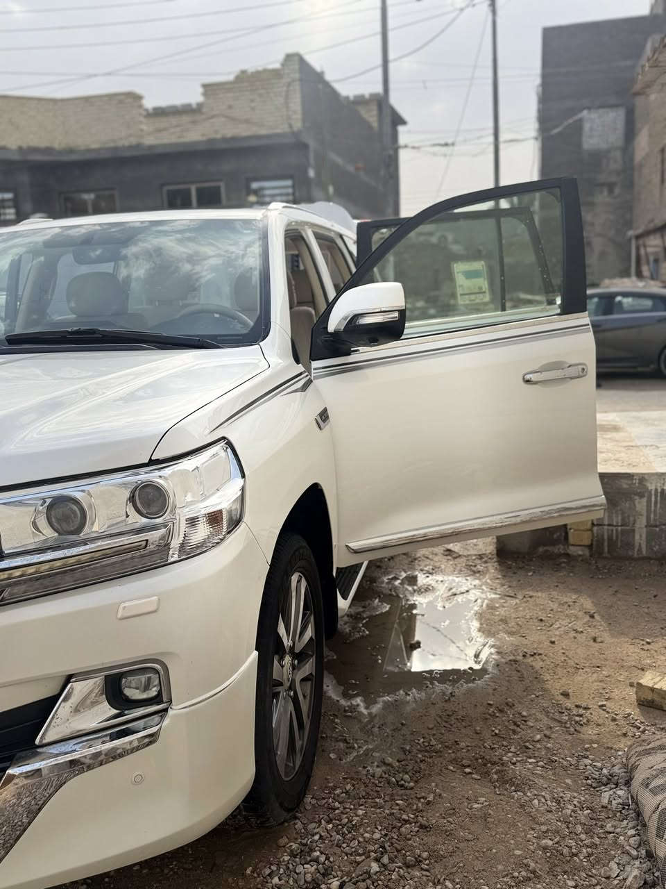 تويوتا لاندكروز ساز 2017السياره مكفوله من الضربه بيها رش كلير اثر طخة بالداير الخلفي ومرشوش الباب وشويه من جاملغ توحيد لون وبيها شبر بخشم البنيد. السونار مرفق 
8سلندر 
كشن كهرباء عدد2
حساسات
تشغيل ع بعد 
كامرات 4
فتحة سقف 
السياره ماشيه 200 الف 
مكينه وكير كفاله 
السعر 450 وبيها مجال للشراي 
سنويه وهزه جديده 
***********
