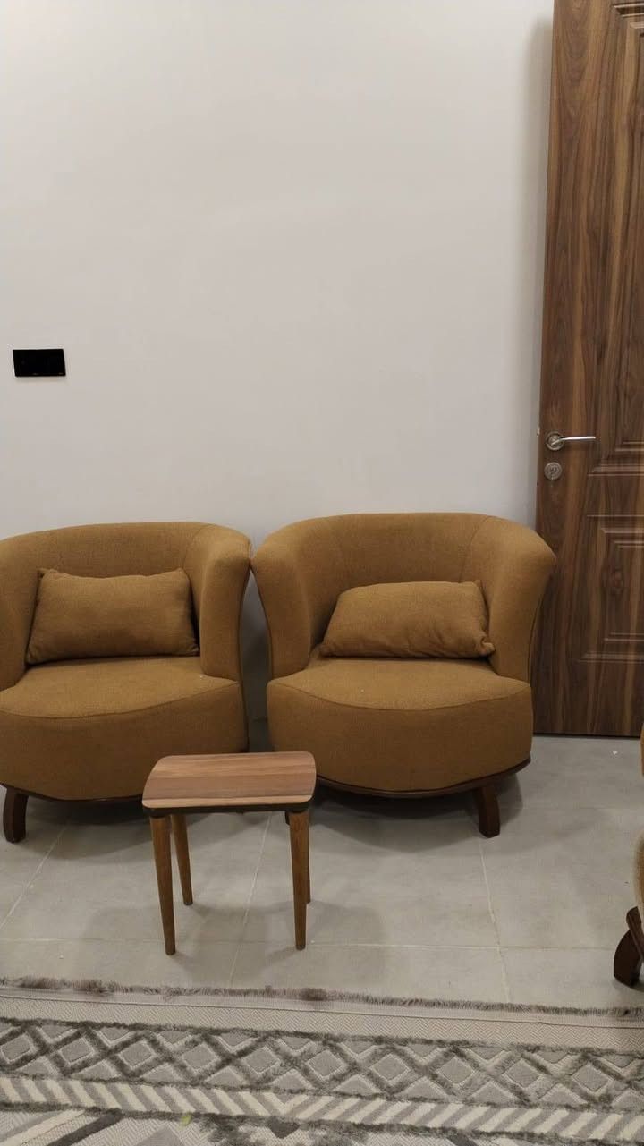 سلام عليكم تخم للبيع شغل عراقي درجه اولى مامستخدم  للبيع بسبب صغر مساحة لي عندي 
تفاصيله عشر مقاعد 2كبار وحده وسط أو 2كراسي 
مشتغلي لي بمليون 
معروض ب900وبي مجال 
للتواصل هذه رقم واتس ***********
