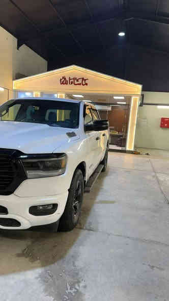 السلام عليكم دوج رام بك هورن 2024 ماشيه 13m  بدي قصير باب طويلV6 مواصفات عاديه بصمه تحكمات كامره شاشه زغيره بيه قماره صبغ وجاملغ ايسر تبديل وربع البنيد صبغ 220 $  اخوان الي يكول حادث قوي كولشي بسعره طبعا 
***********
