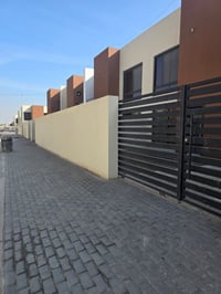 🕍 فرصة مميزة للسكن والاستثمار في مجمع داماك هيلز  📍 الموقع: بيوت الهيئ...
