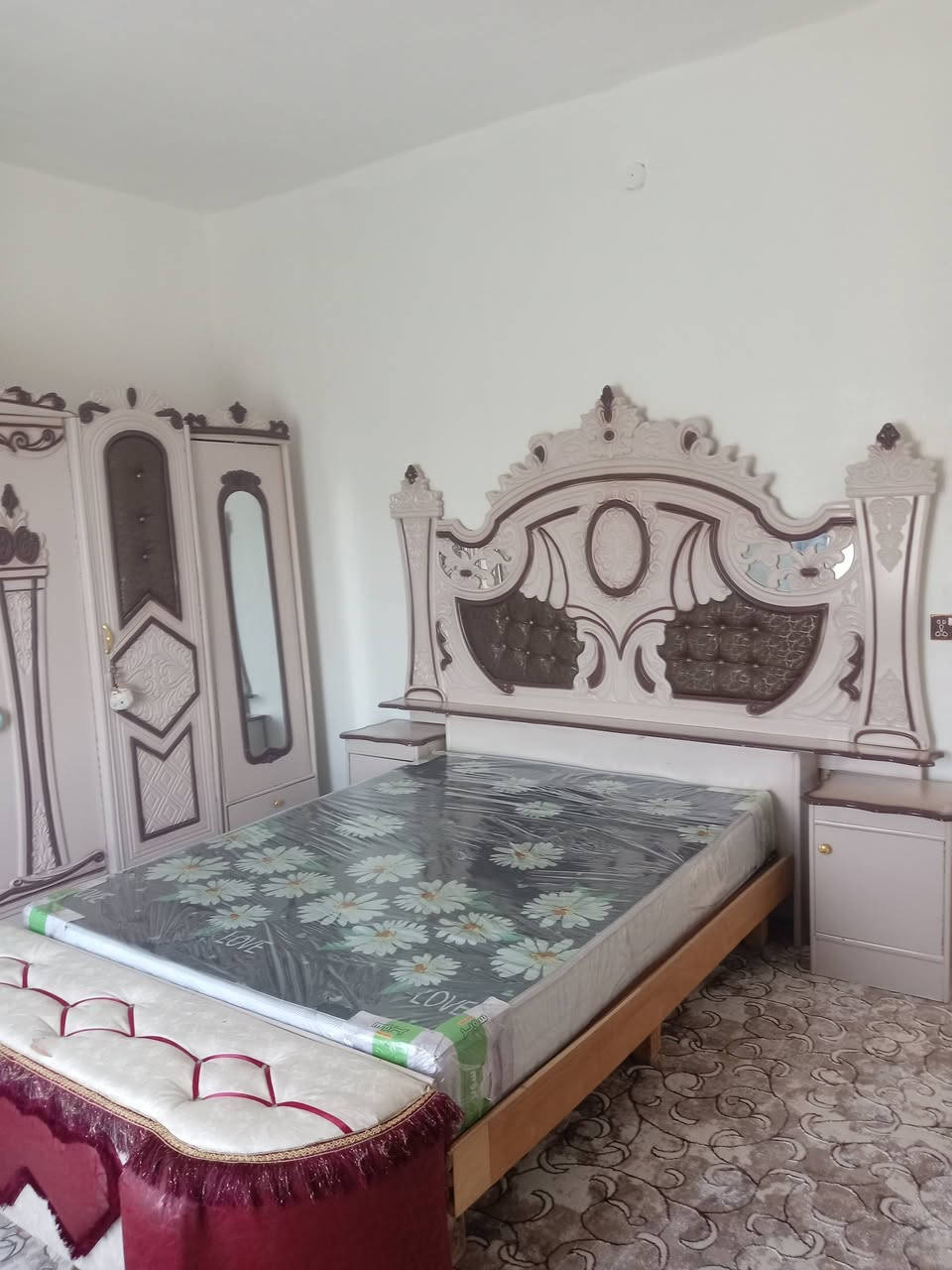 السلام عليكم من رخصت الادمن للبيع غرفه خشب عراقي بتصميم تركي  السعر 750 وبيها مجال ***********
