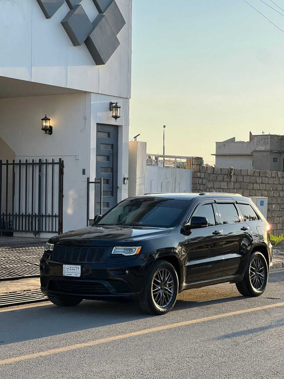 السلام عليكم
جيب 2014 فئة سومت(اعلى فئة بالجيب) 
رقم بغداد مميز ( تحويل مباشر)
قطعتين صبغ فقط بدون دواخل شرط الفحص 
السيارة فول الفول عدا الجگات
السيارة ماشية 150 الف 
مواصفاتها معروفة 
الون اسود 
بانوراما
رادار امامي وجانبي
شفتات 
حساسات امامي خلفي
توقف ذاتي 
بصمة تشغيل
بصمة أبواب 
تشغيل عن بعد
گير طيارة
داخل اسود كنتاره 
تبريد 3 قطع
ويل كب 20
وبعد بيها هواي مواصفات
السياره مصروف عليها وما متعوبه مال جناي بعد احلى من الصور
السعر 255 بيها مجال
مكان السياره الموصل 
للاستفسار ‭0770 539 5074‬
