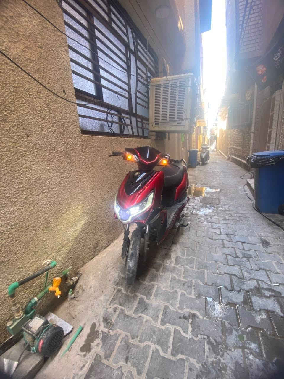 فول مواصفات دراجه شحن سكنس
1كهربائيات دبل اشاره ضوه امامي عالي ناصي 
2بك وره 
3ثلاث سرع الاوله ٤٠ الثانيه٦٠ والحد الاقصه ٩٠ ولحقيقي 
٨٠
4شاحنتها الاصليه وياها.. 
دراجه بطاريات بلادي صالها عندي ست اشهر مصاحت اخ راسي دراجه نضيفه وبطارات عمر 
فقط كفرات تعبانه وال امامي طاك 
سعر ٤٠٠ للاستفسار اتصال عل واتساب ***********
