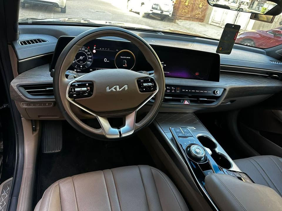 � للبيع Kia K8 وارد كوري 2024 🚘

 • محرك 4 سلندر اقتصادي + كير أوتوماتيك 🔄
 • بصمة تشغيل + دخول ذكي 🔑
 • مثبت سرعة ⚡ / شاشة وسطية + كامرة خلفية 🎥
 • كشنات جلد كهربائية (تدفئة + تبريد) 🪑
 • LED + سنسرات + أندرويد وأبل كاربلاي 📱
•فول للأخير بدون بانوراما 

📌 جديدة، ماشية 16 ألف فقط ⏱️
📌 حادث جاملغ، تبديل قطعة أصلية نفس اللون 🎨
📌 مرقم بغداد – فوال لاخير 👌

💰 السعر: 220$ قابل للنقاش
📞 ***********
